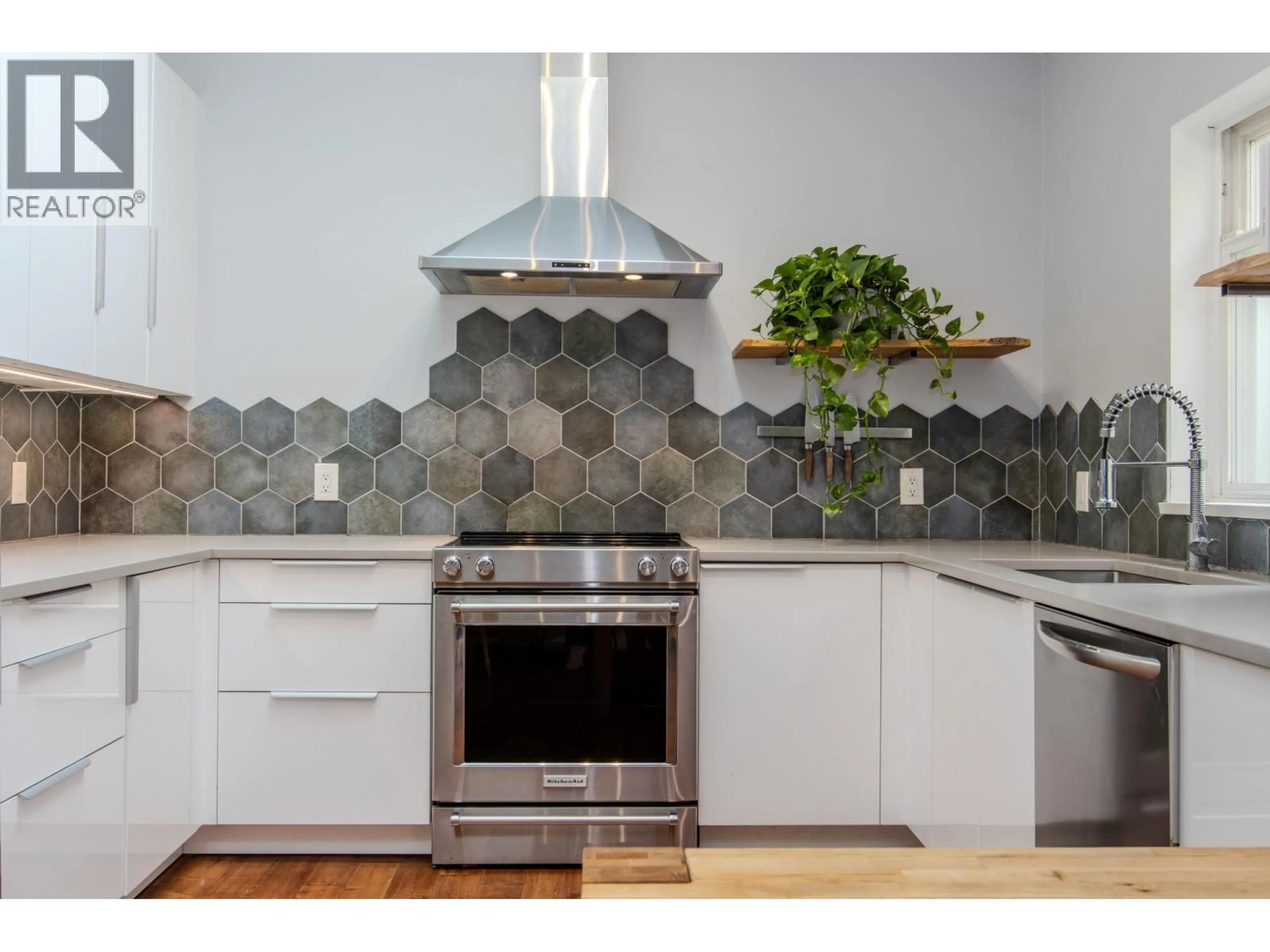 Contemporary kitchen, ceramic/tile floor for 53 - 1821 WILLOW CRESCENT, Squamish British Columbia V8B0L9