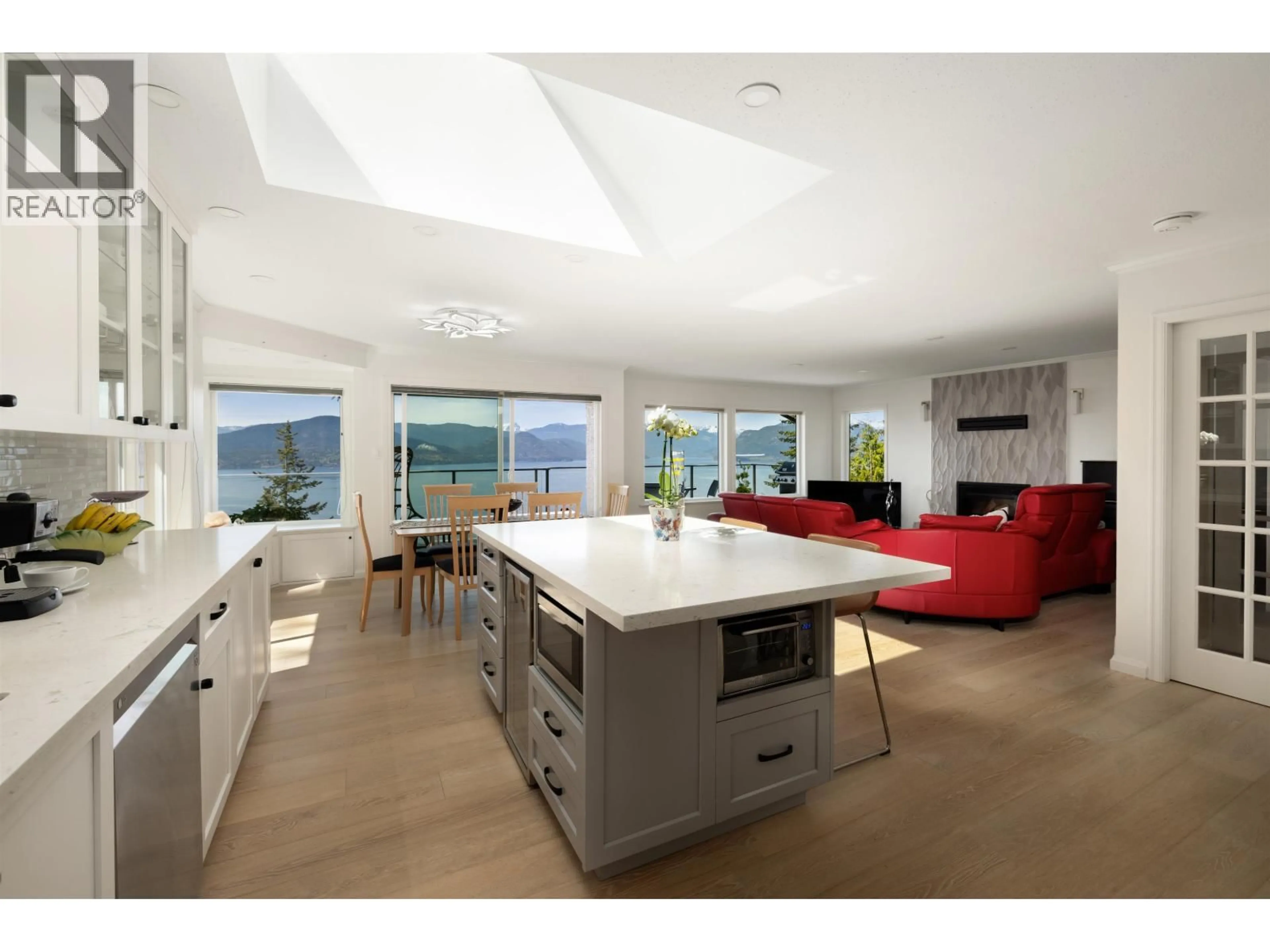 Open concept kitchen, unknown for 250 KELVIN GROVE WAY, Lions Bay British Columbia V0N2E0