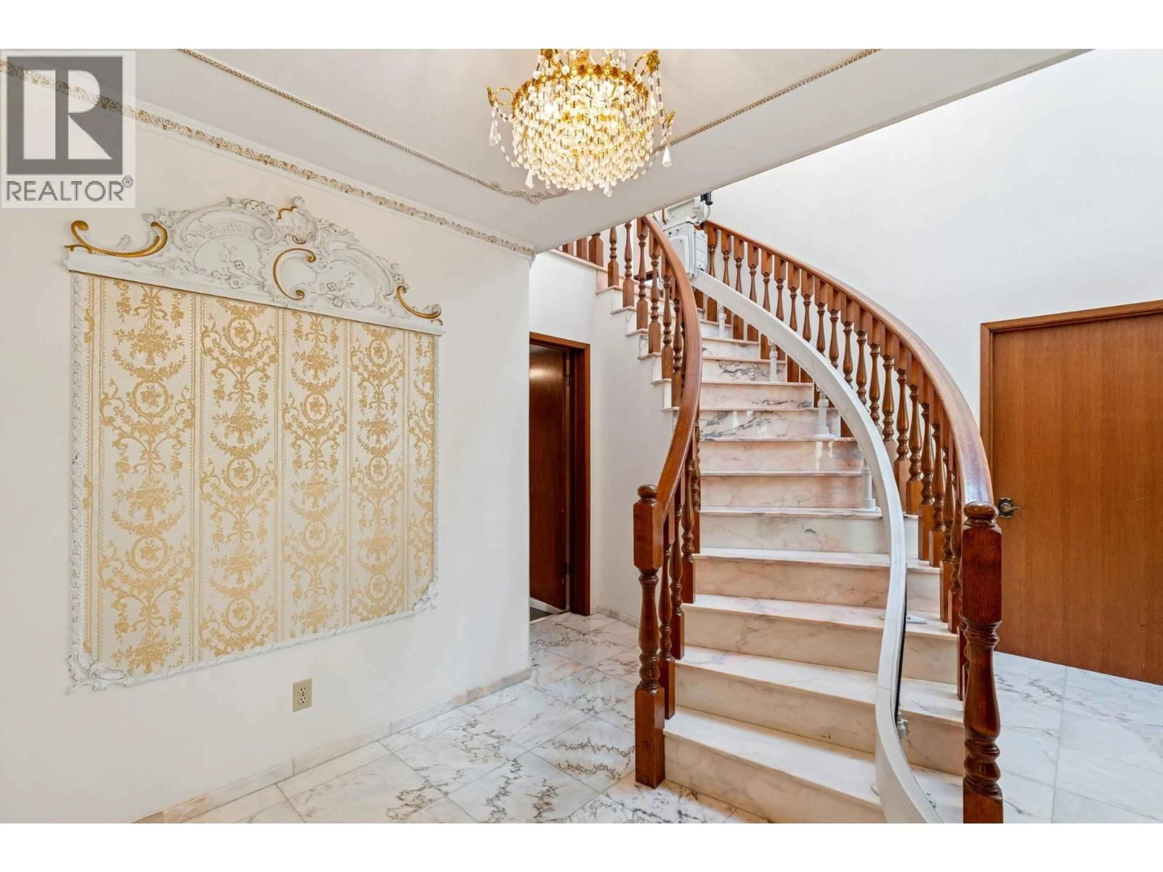 Indoor foyer for 27 GROSVENOR AVENUE, Burnaby British Columbia V5B3N7