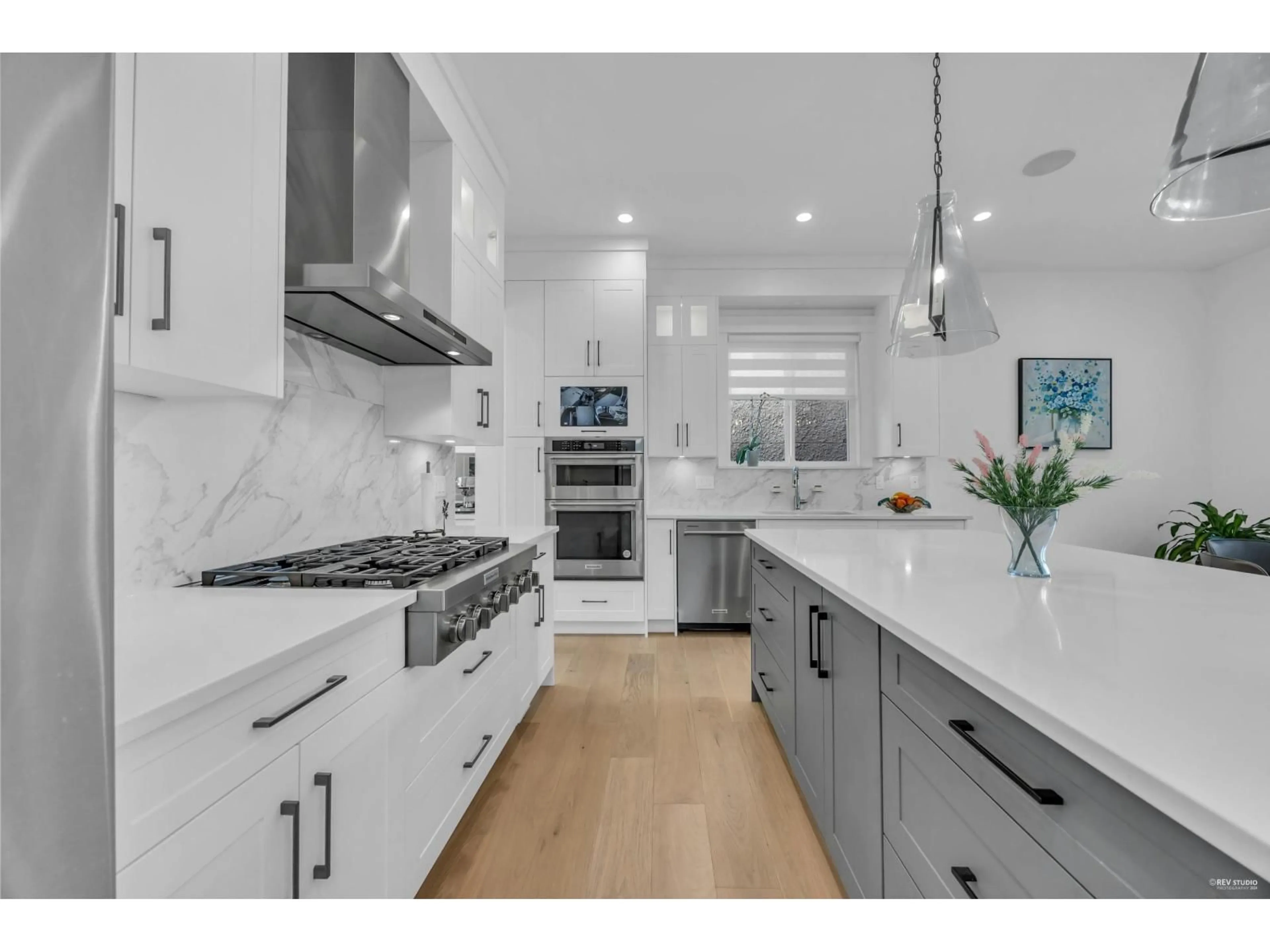 Open concept kitchen, ceramic/tile floor for 878 163A, Surrey British Columbia V4A0B3