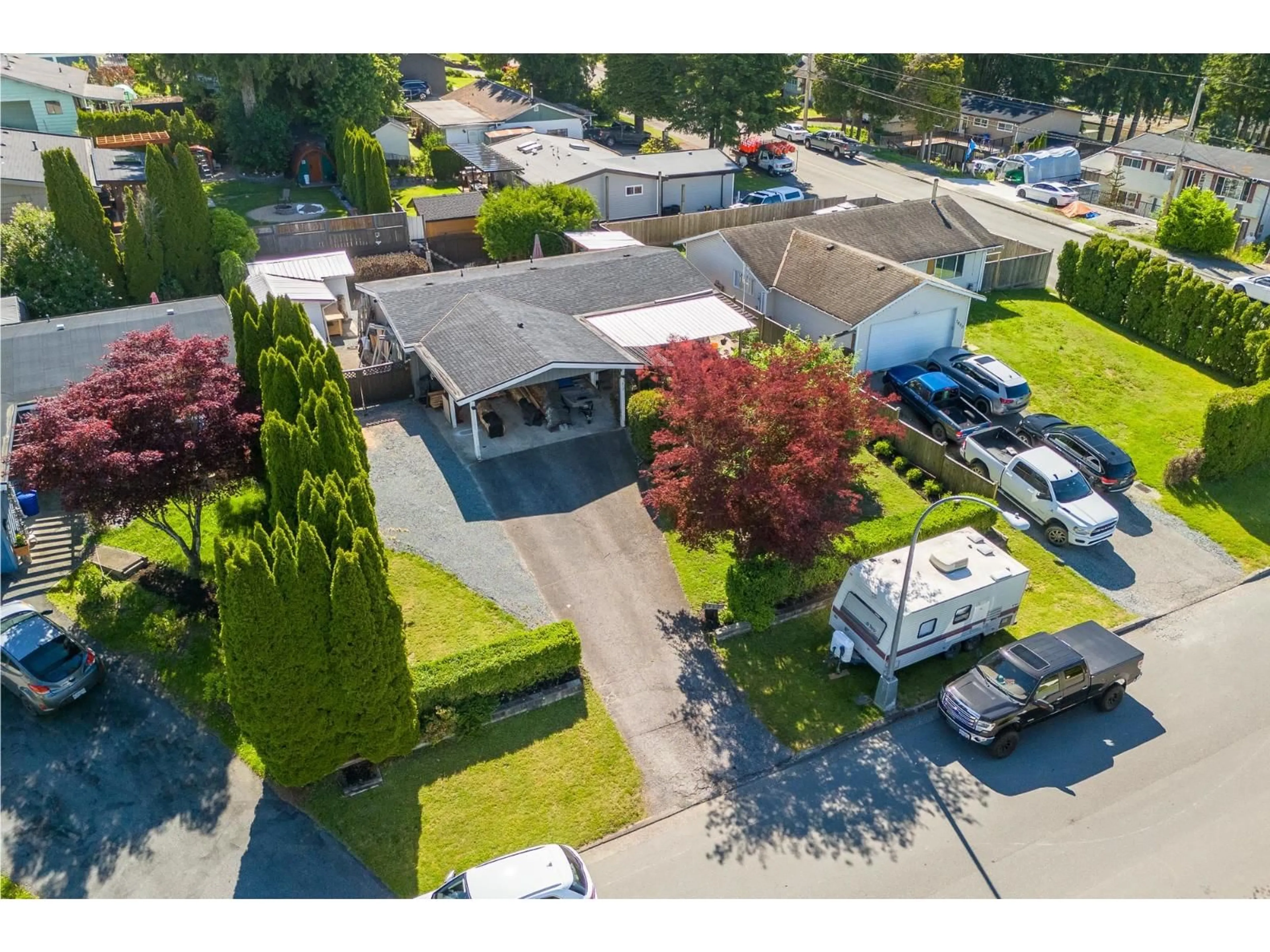 A pic from outside/outdoor area/front of a property/back of a property/a pic from drone, street for 7812 THRASHER, Mission British Columbia V2V5G6