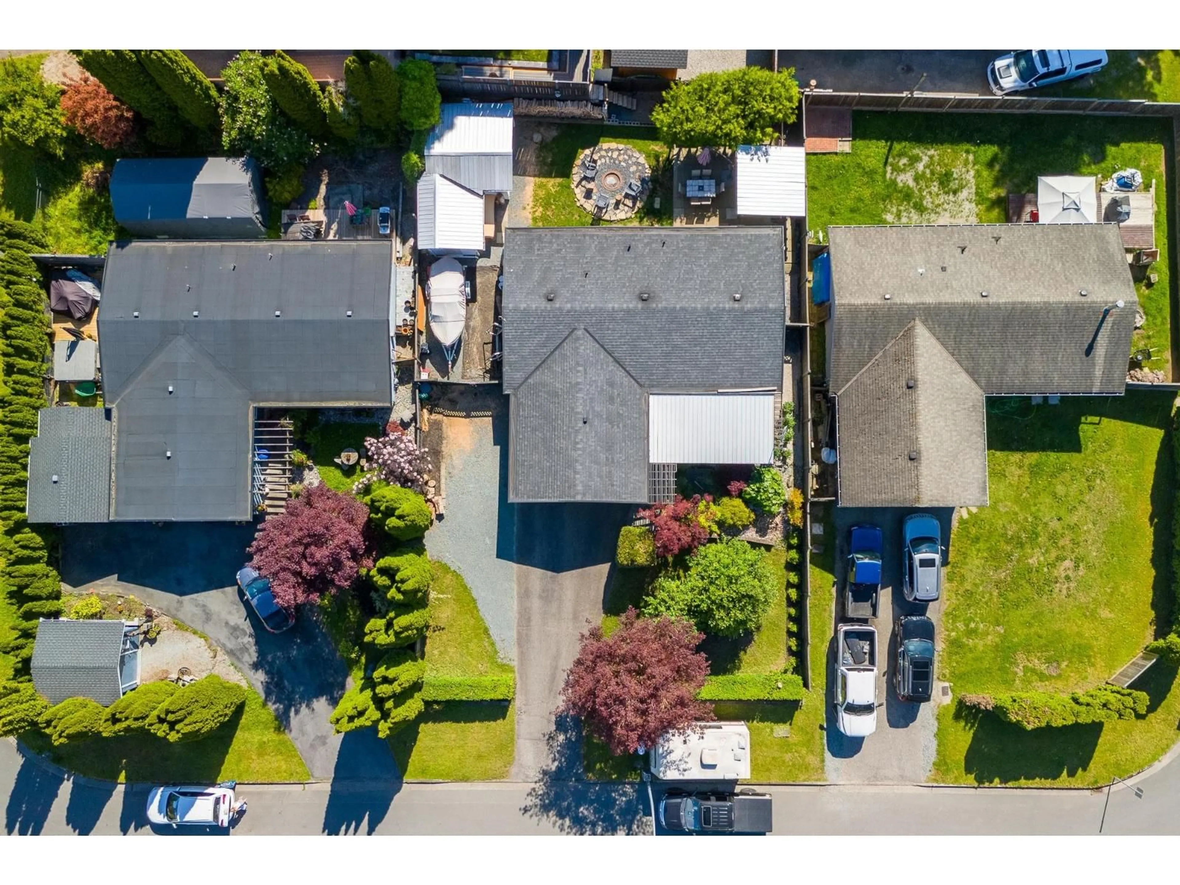 A pic from outside/outdoor area/front of a property/back of a property/a pic from drone, street for 7812 THRASHER, Mission British Columbia V2V5G6