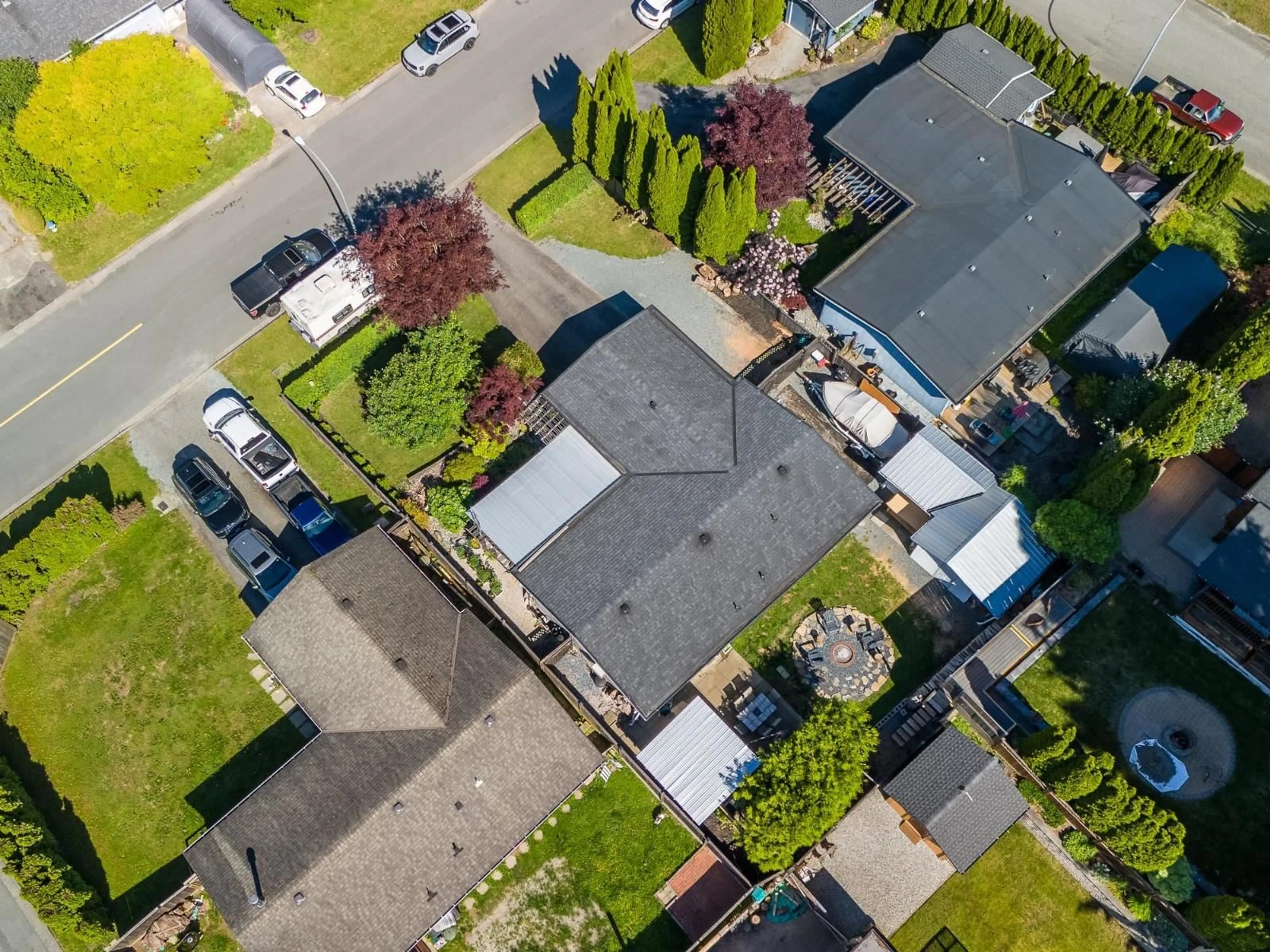 A pic from outside/outdoor area/front of a property/back of a property/a pic from drone, street for 7812 THRASHER, Mission British Columbia V2V5G6