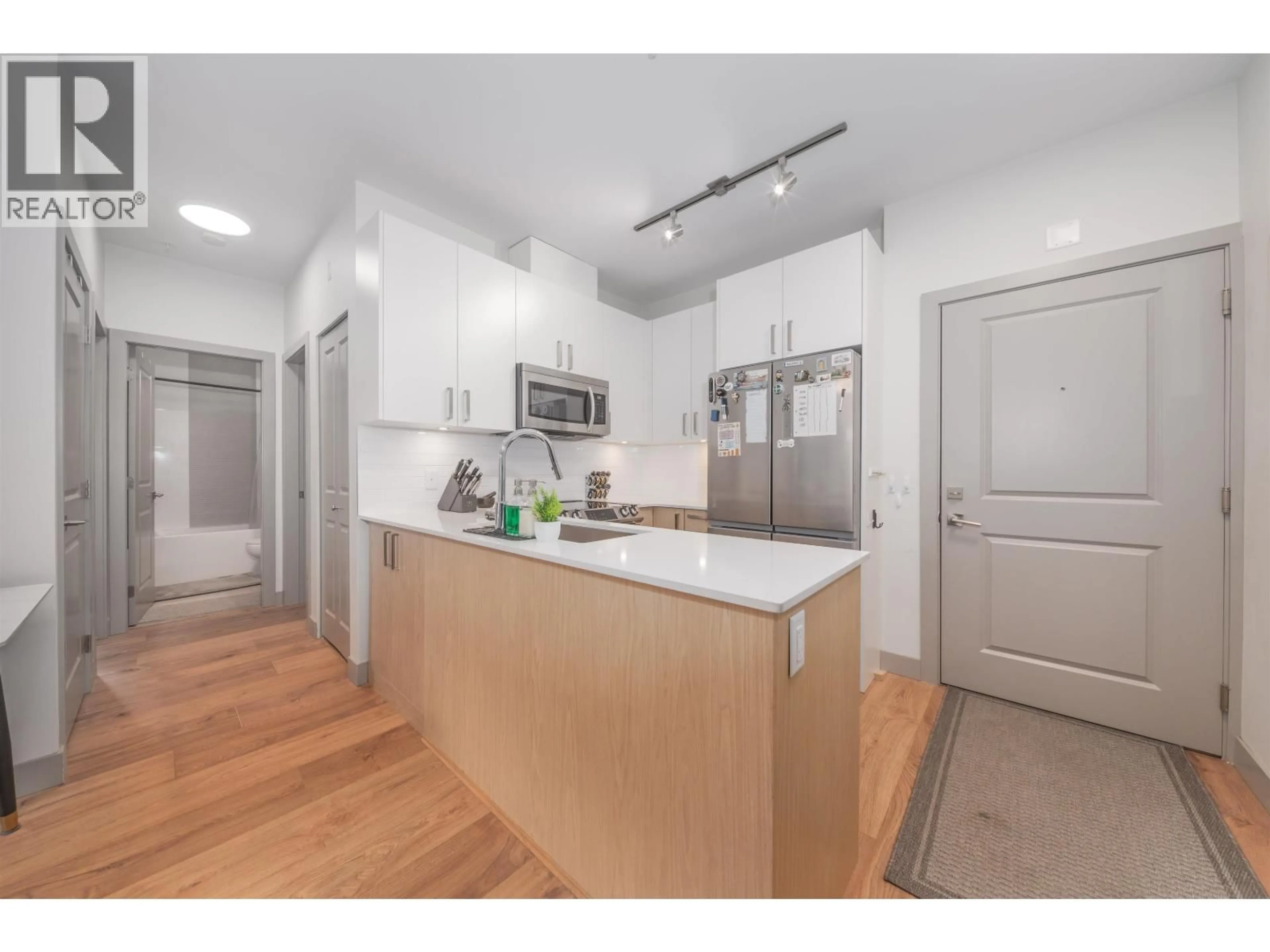 Standard kitchen, unknown for 201 - 6968 ROYAL OAK AVENUE, Burnaby British Columbia V5J4J2
