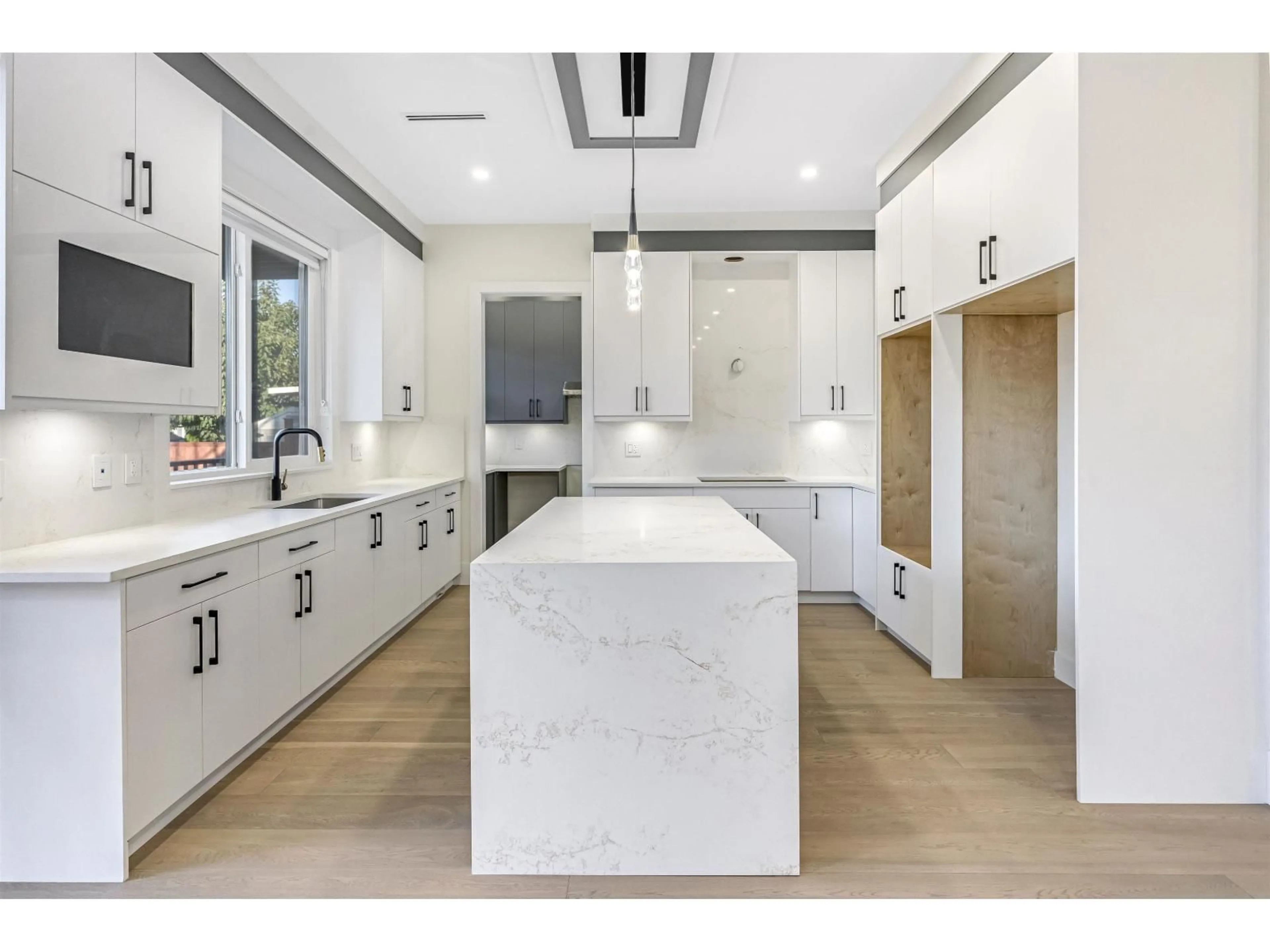 Contemporary kitchen, ceramic/tile floor for 9524 118, Delta British Columbia V4C6J5