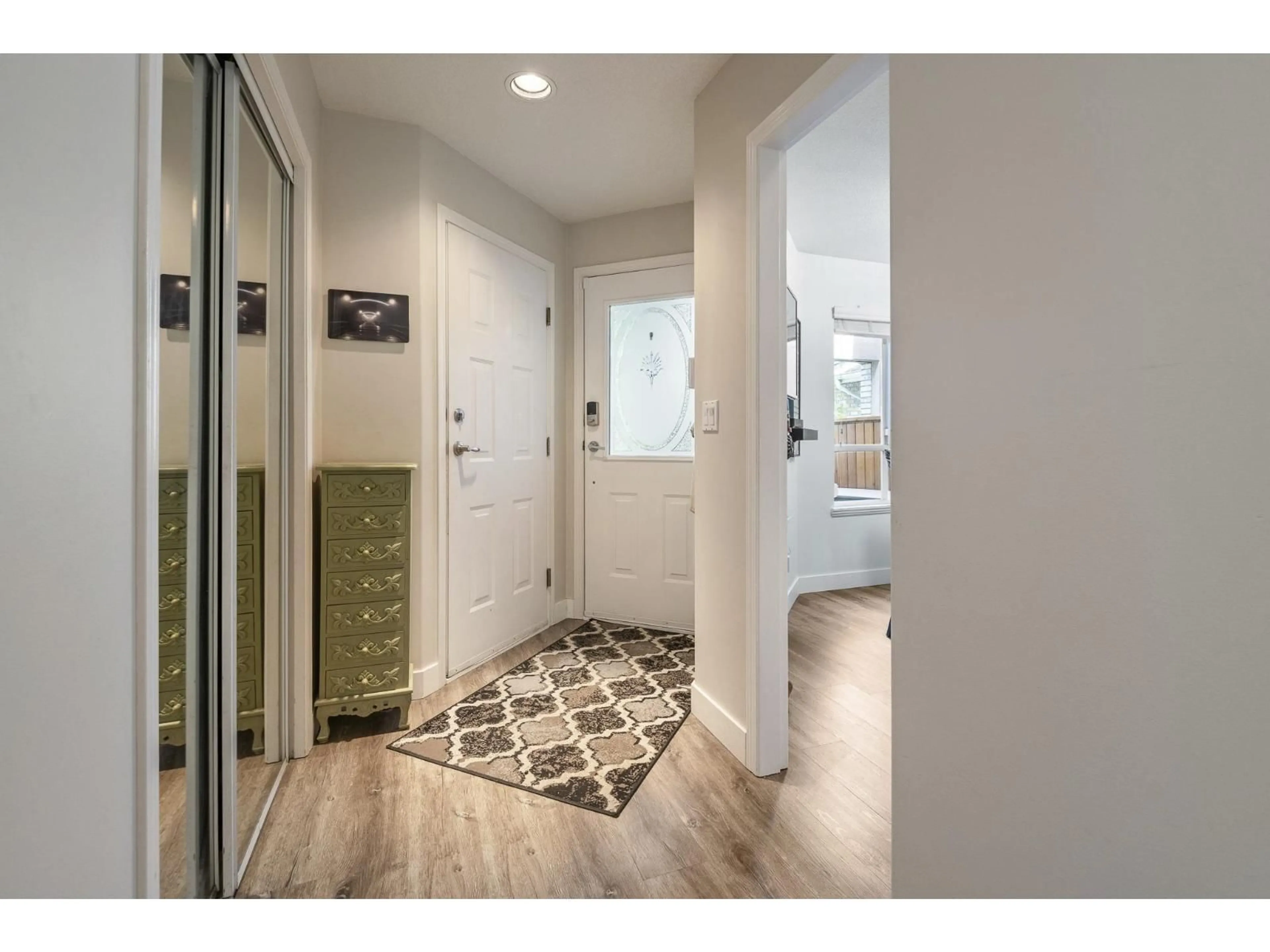 Indoor entryway for 152 - 15550 26TH, Surrey British Columbia V4P1C6