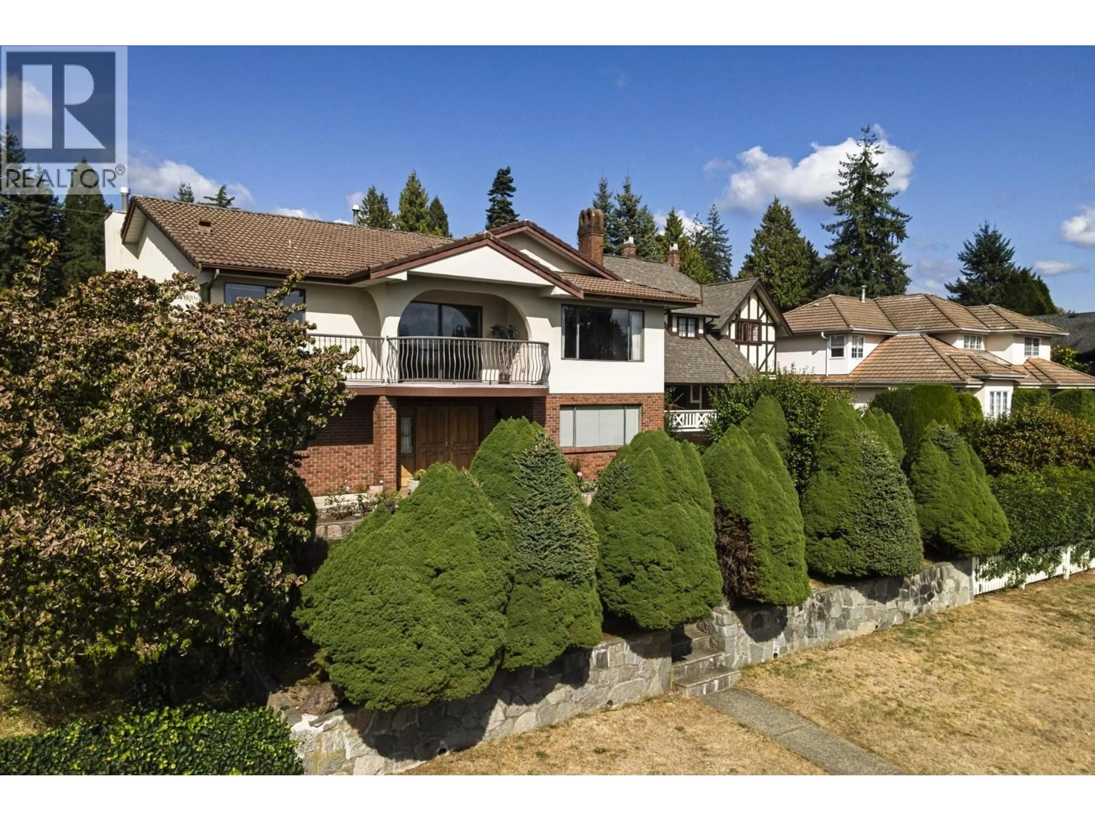 A pic from outside/outdoor area/front of a property/back of a property/a pic from drone, street for 512 18TH STREET, North Vancouver British Columbia V7L2Y3