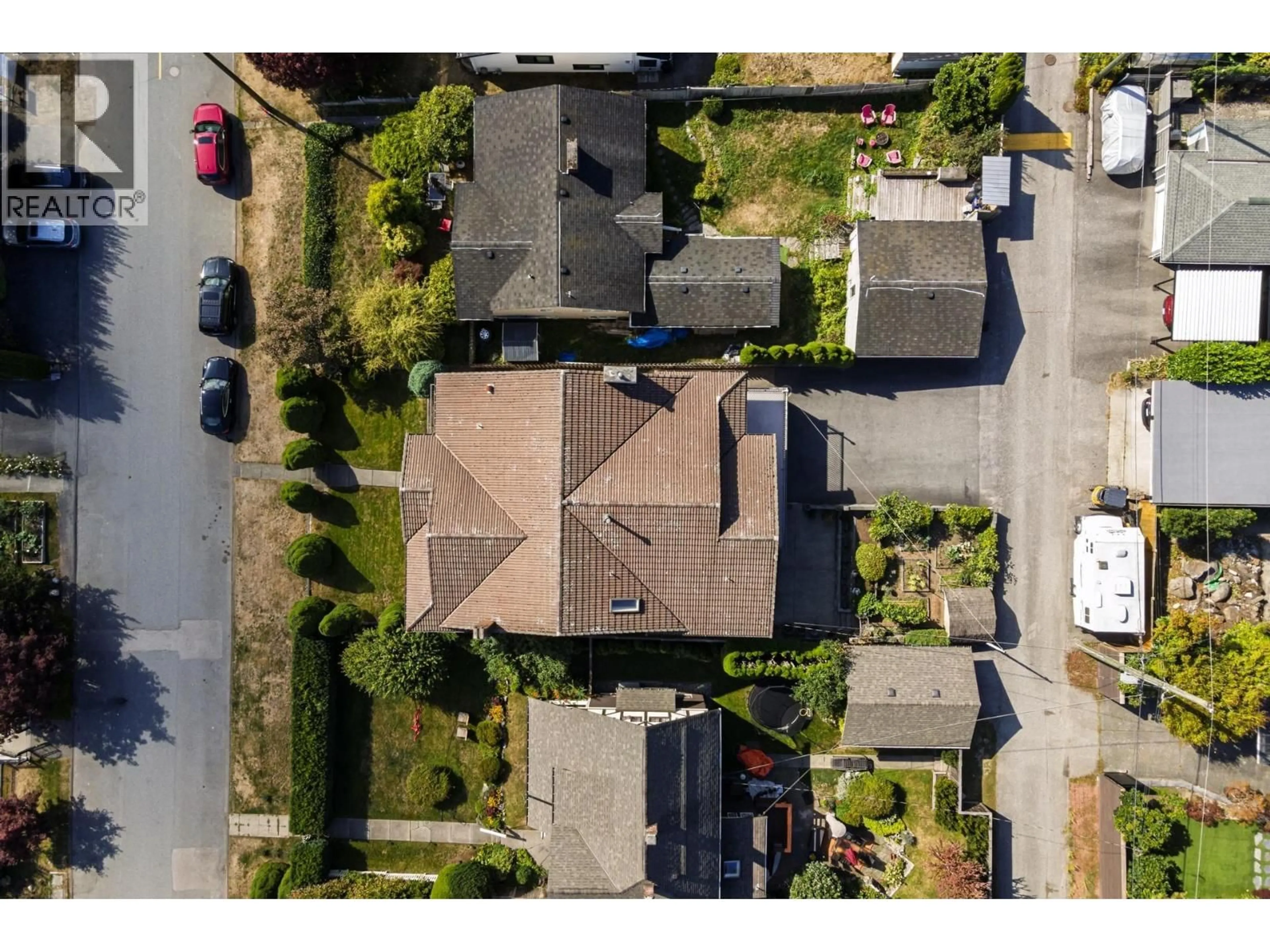 A pic from outside/outdoor area/front of a property/back of a property/a pic from drone, street for 512 18TH STREET, North Vancouver British Columbia V7L2Y3