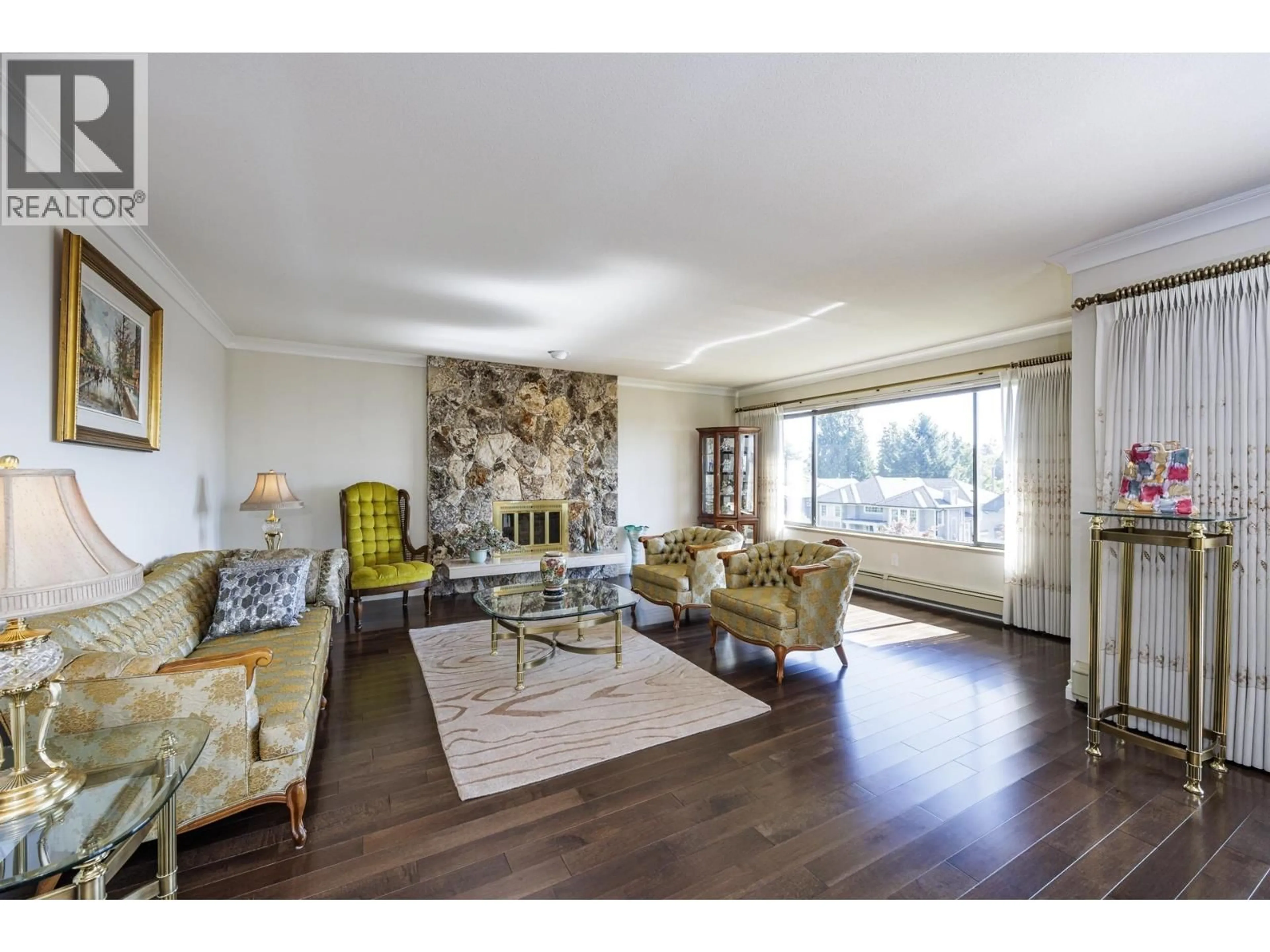 Living room with furniture, wood/laminate floor for 512 18TH STREET, North Vancouver British Columbia V7L2Y3