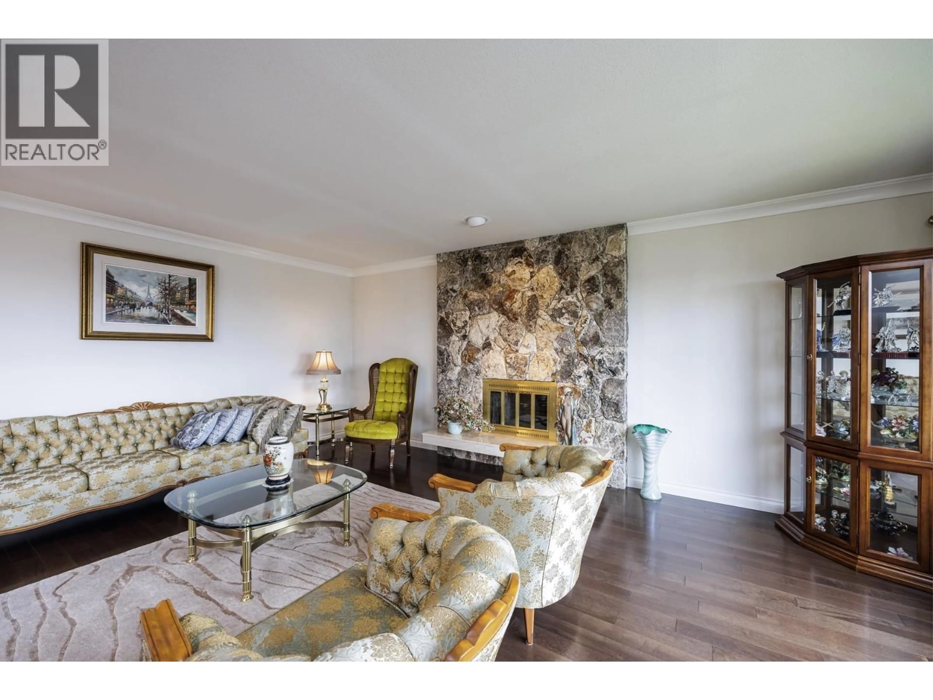 Living room with furniture, wood/laminate floor for 512 18TH STREET, North Vancouver British Columbia V7L2Y3