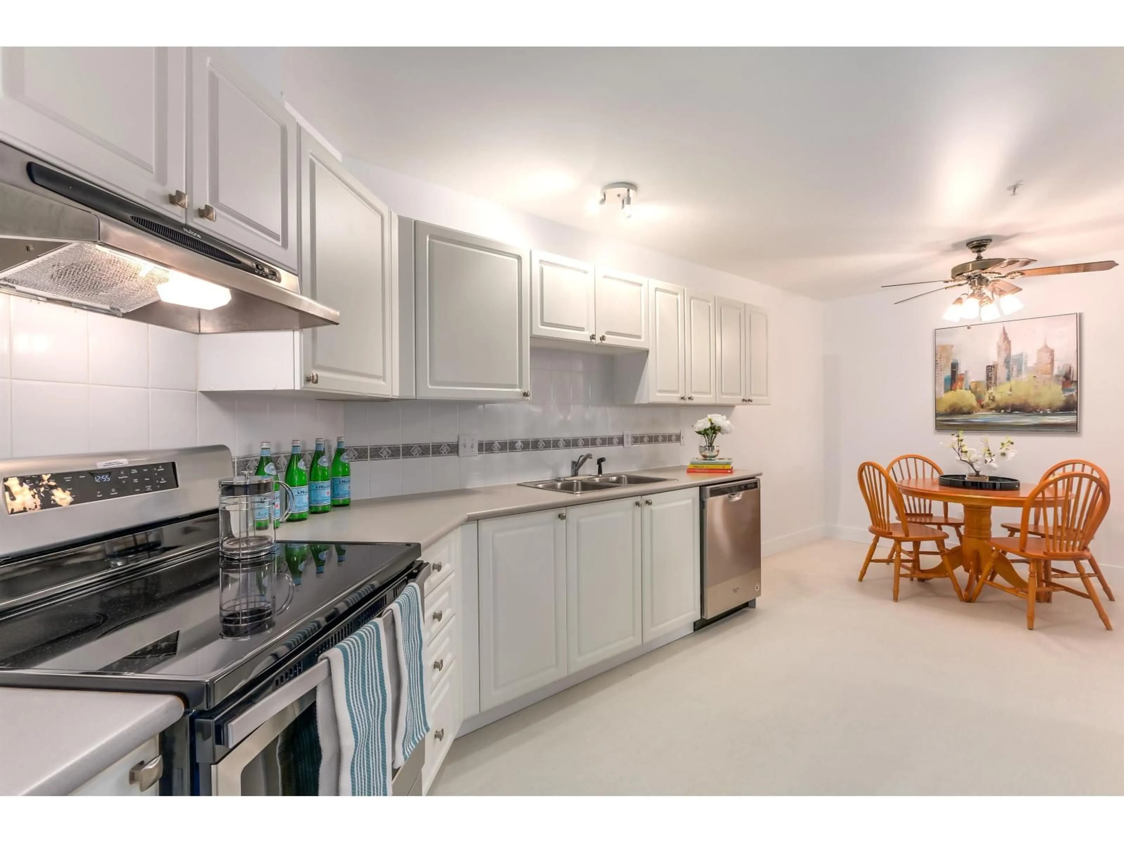 Standard kitchen, ceramic/tile floor for 604 - 45745 PRINCESS AVENUE, Chilliwack British Columbia V2P2B5
