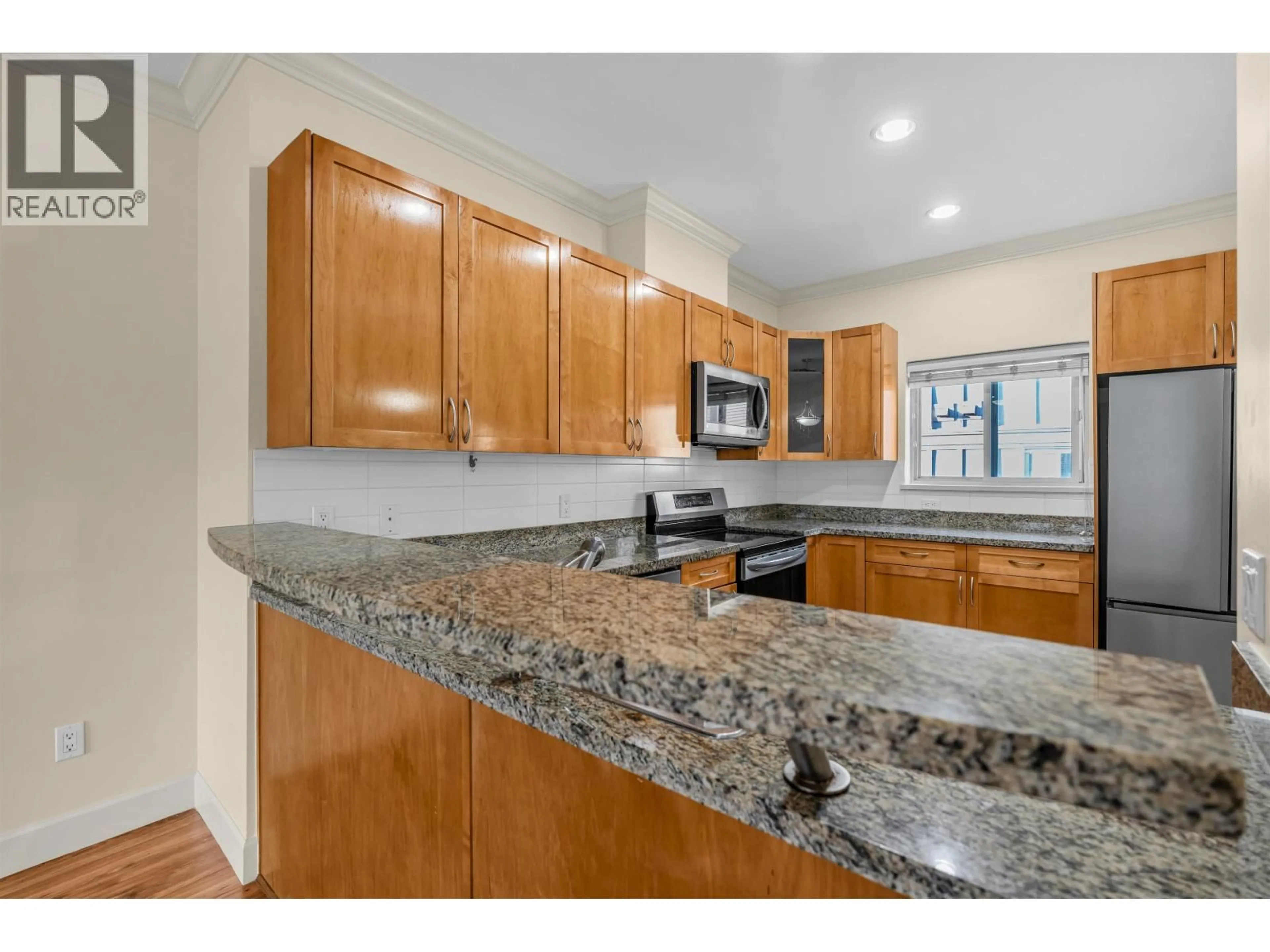 Standard kitchen, ceramic/tile floor for 8 - 3139 SMITH AVENUE, Burnaby British Columbia V5G2S8