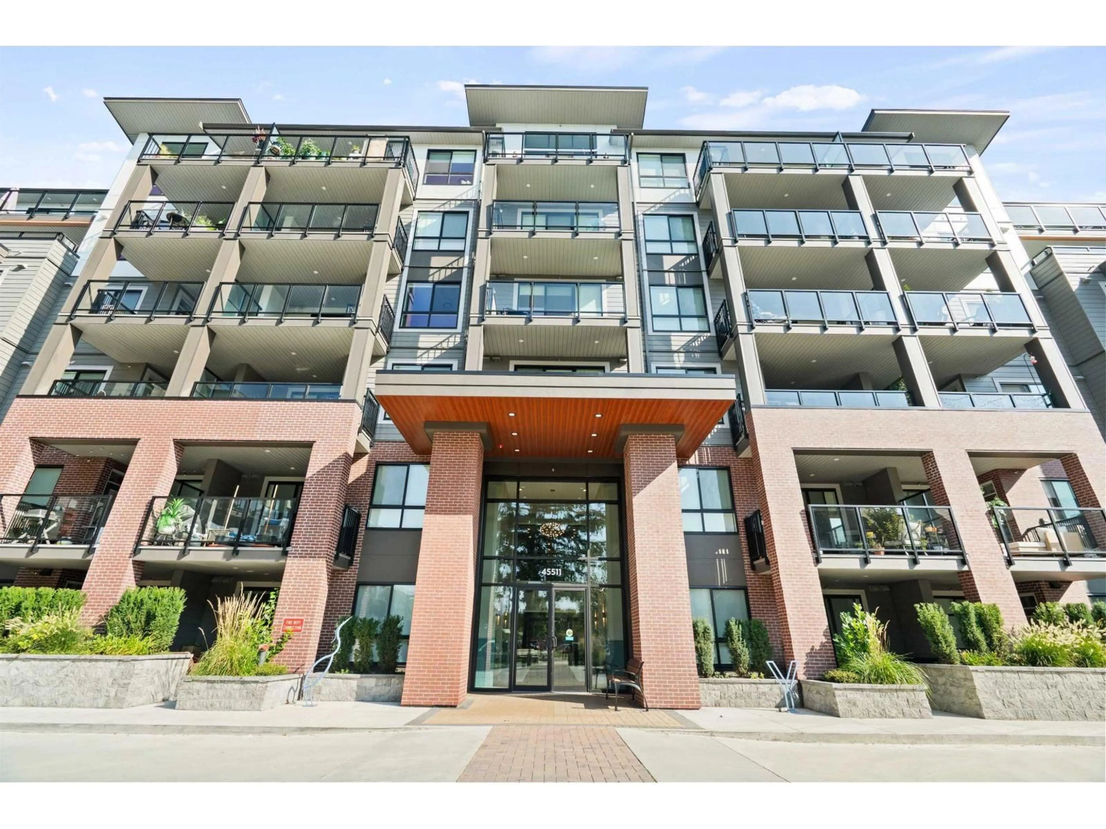 Indoor foyer for 102 - 45511 CAMPUS DRIVE, Chilliwack British Columbia V2R6K8