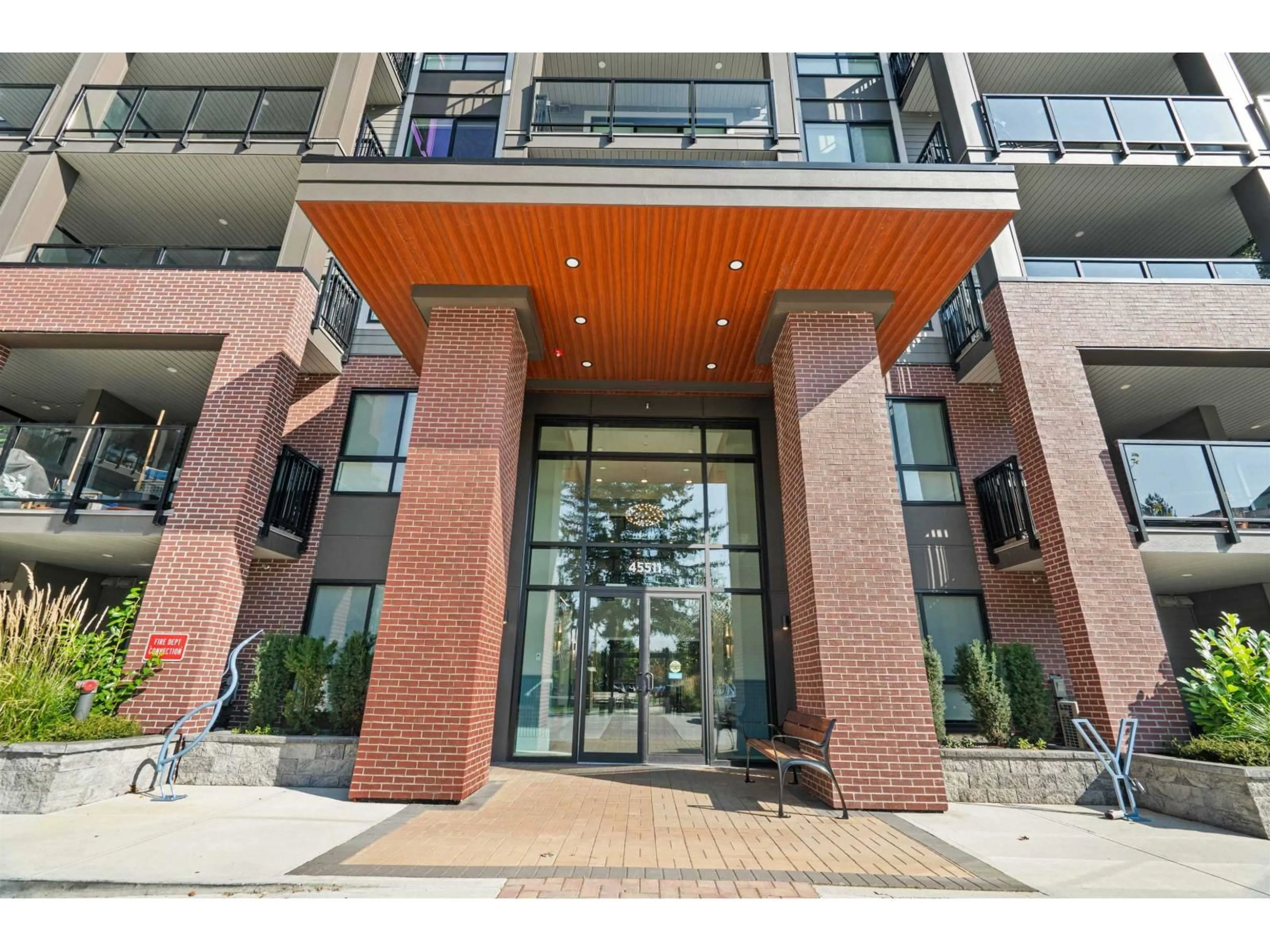 Indoor foyer for 102 - 45511 CAMPUS DRIVE, Chilliwack British Columbia V2R6K8