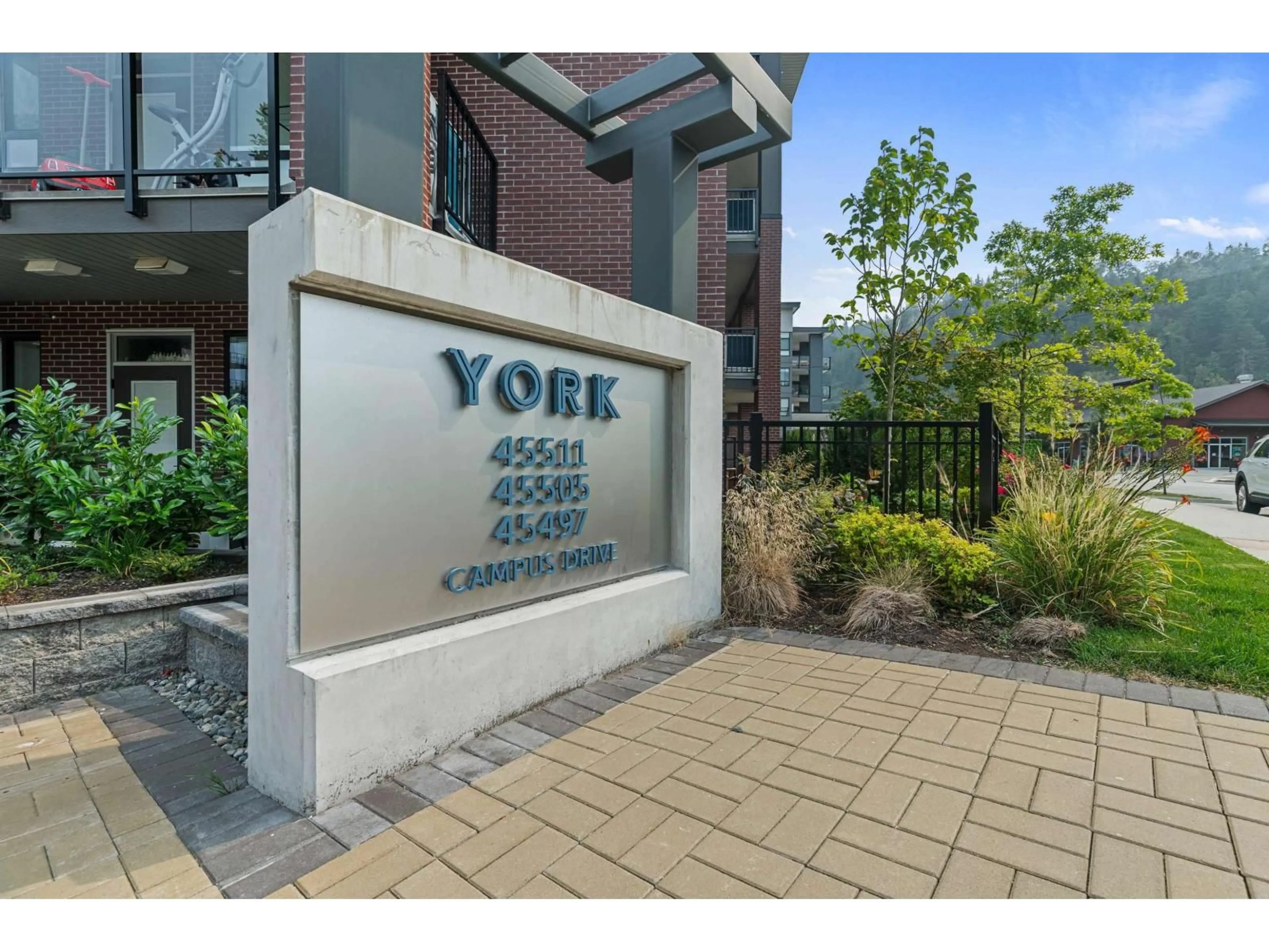 Indoor foyer for 102 - 45511 CAMPUS DRIVE, Chilliwack British Columbia V2R6K8