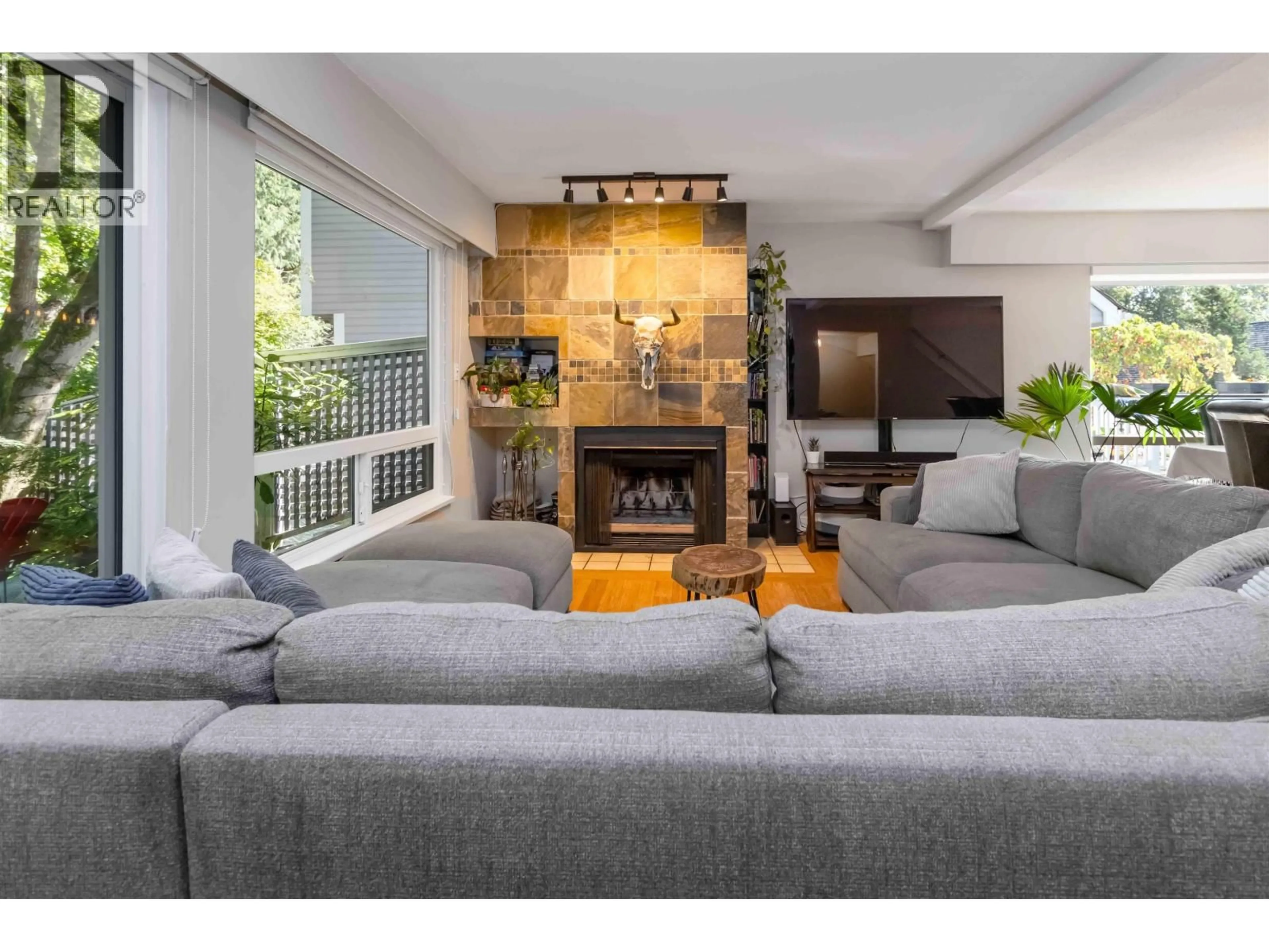 Living room with furniture, unknown for 8187 FOREST GROVE DRIVE, Burnaby British Columbia V5A4H5