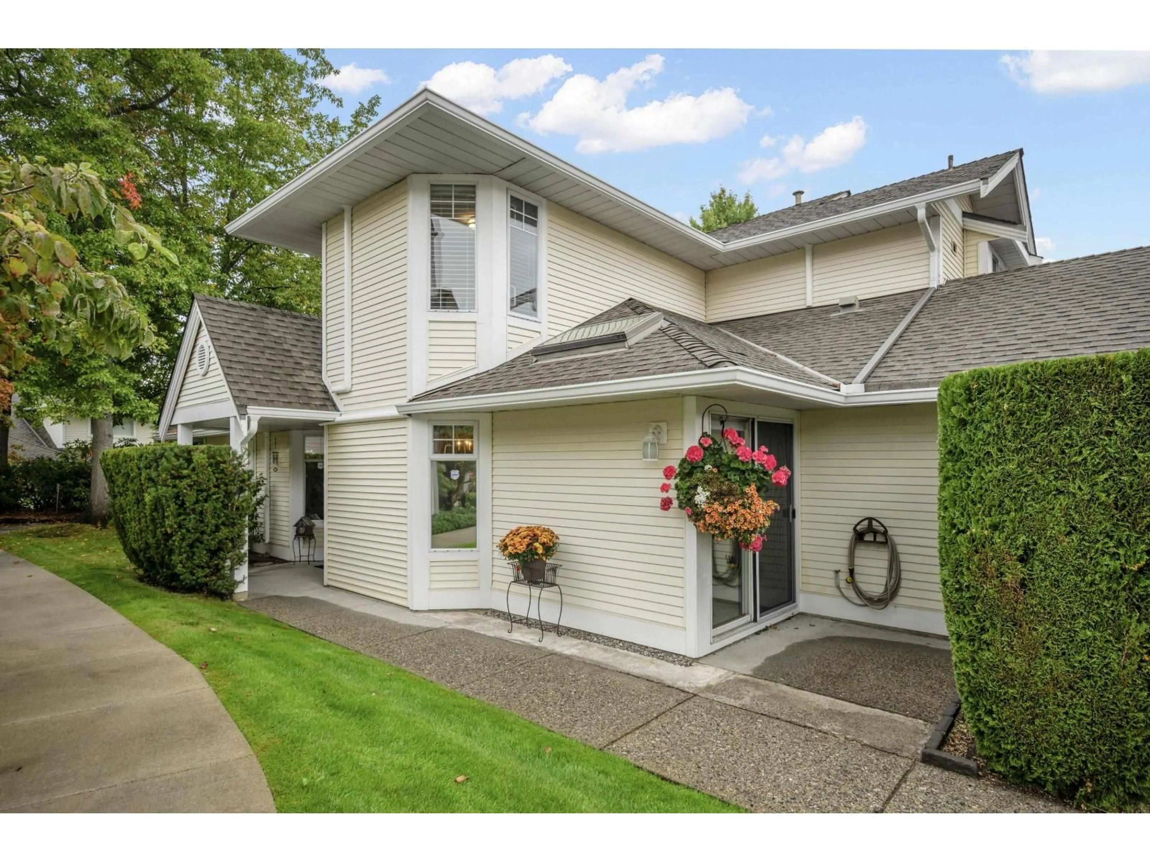 Home with vinyl exterior material, street for 62 - 8737 212TH, Langley British Columbia V1M2C8