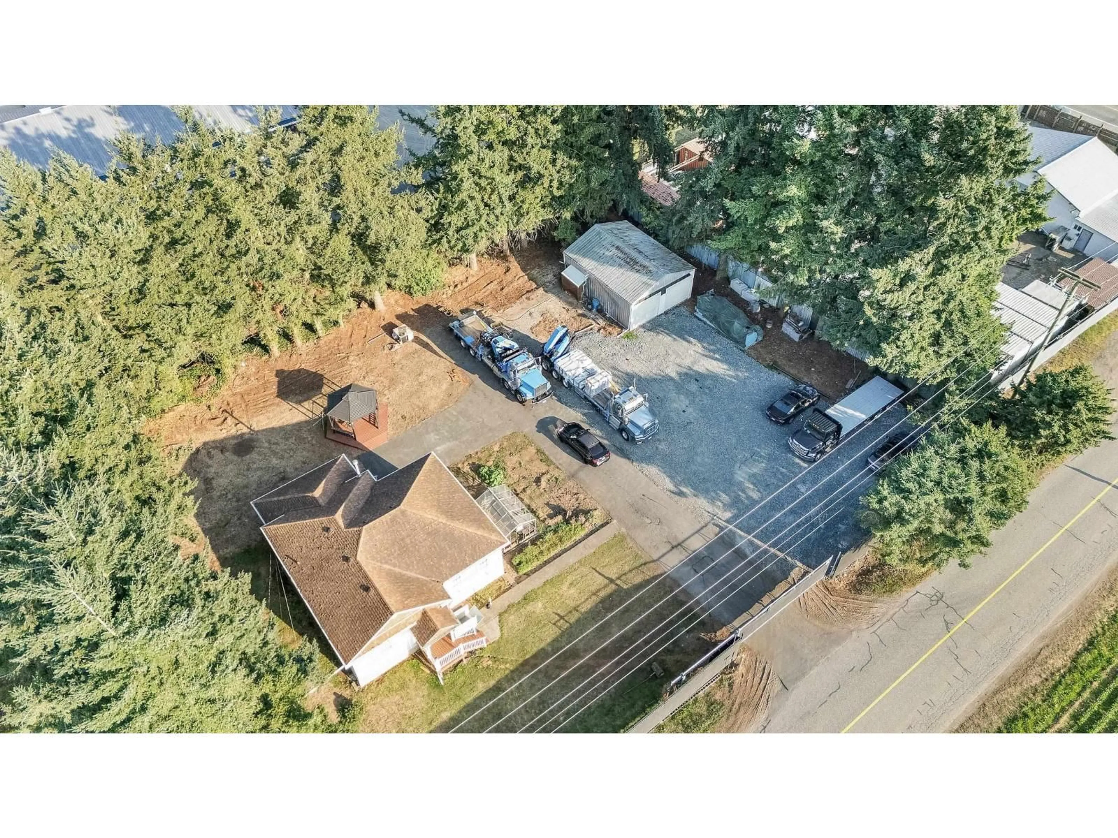 A pic from outside/outdoor area/front of a property/back of a property/a pic from drone, street for 878 ECHO, Abbotsford British Columbia V4X2J9