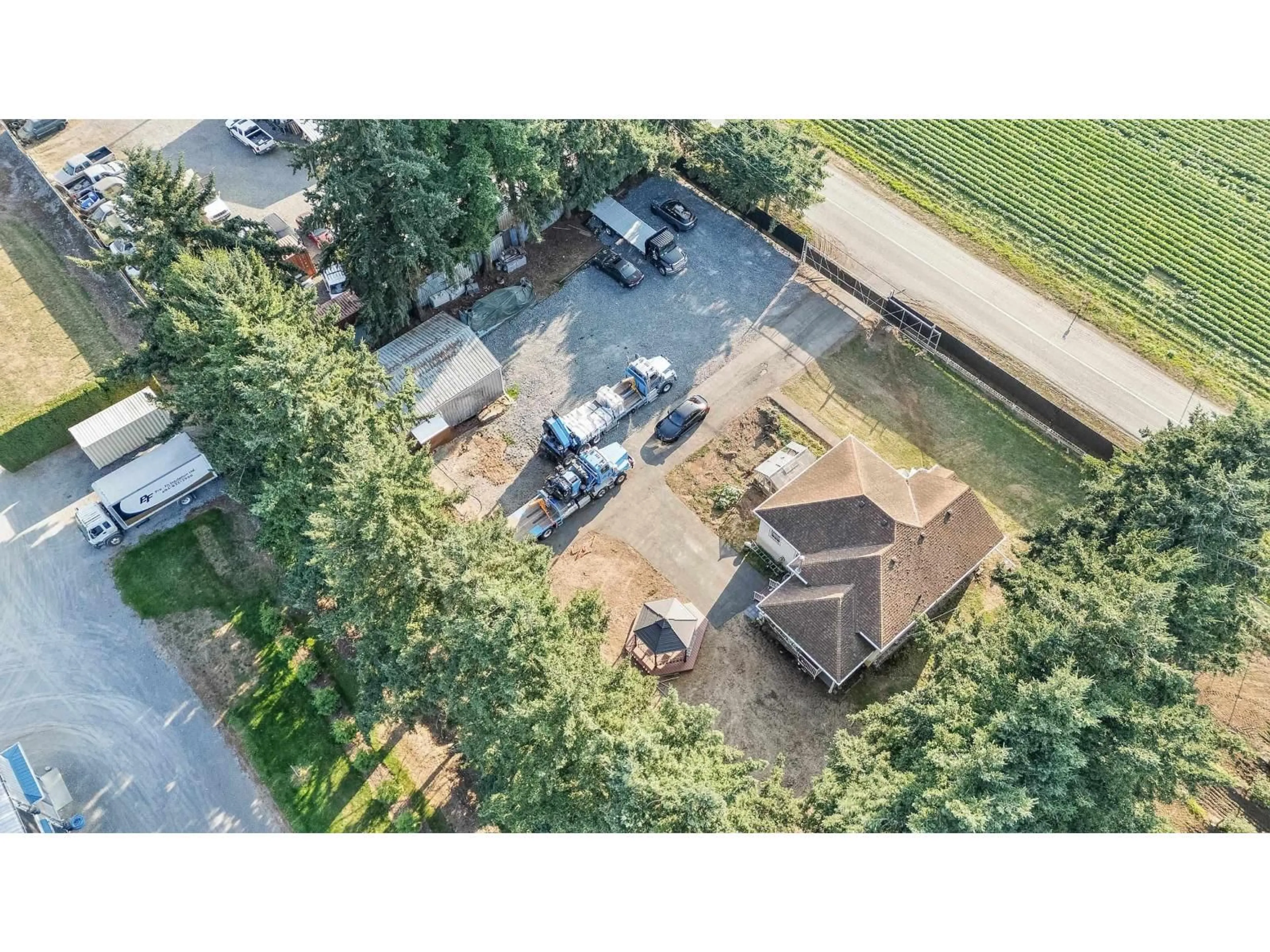 A pic from outside/outdoor area/front of a property/back of a property/a pic from drone, street for 878 ECHO, Abbotsford British Columbia V4X2J9