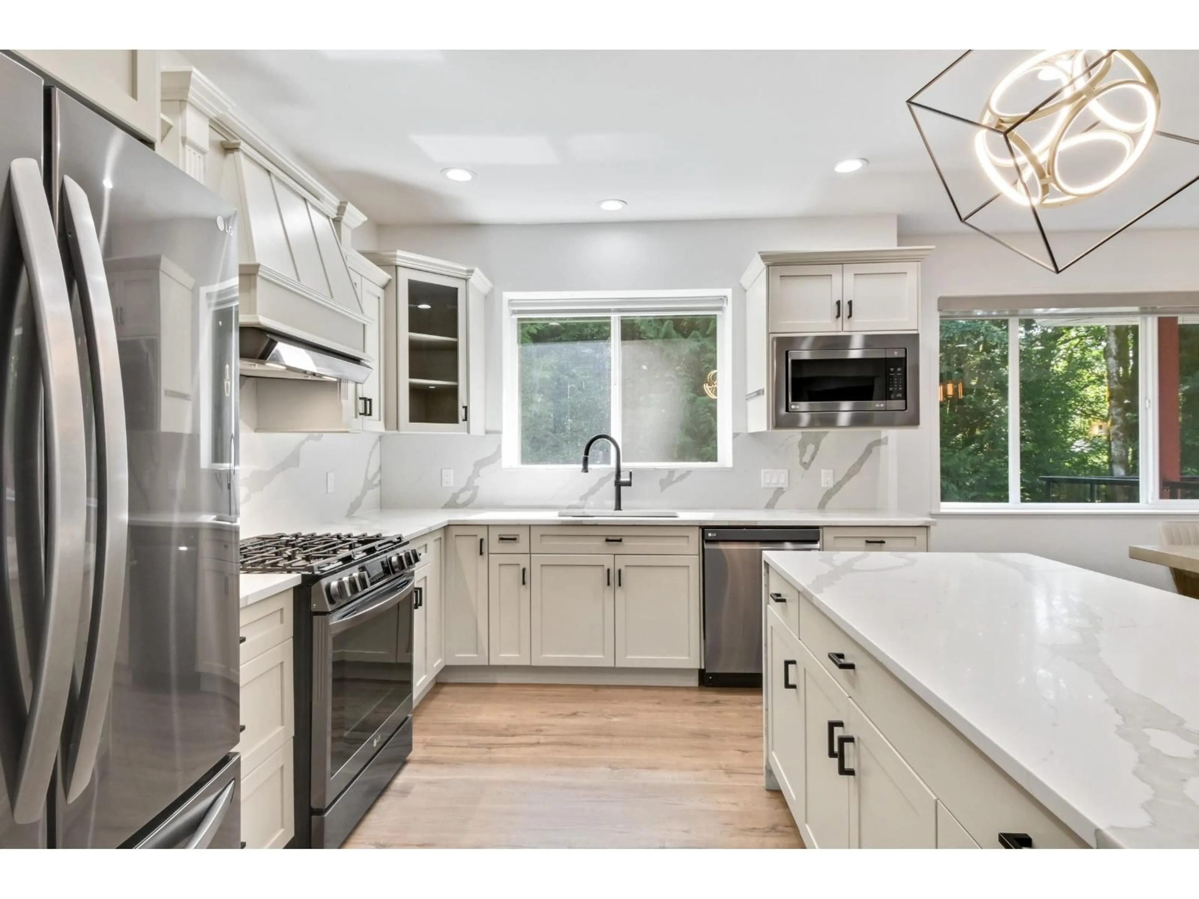 Open concept kitchen, ceramic/tile floor for 36198 CASCADE RIDGE, Mission British Columbia V2V7G9