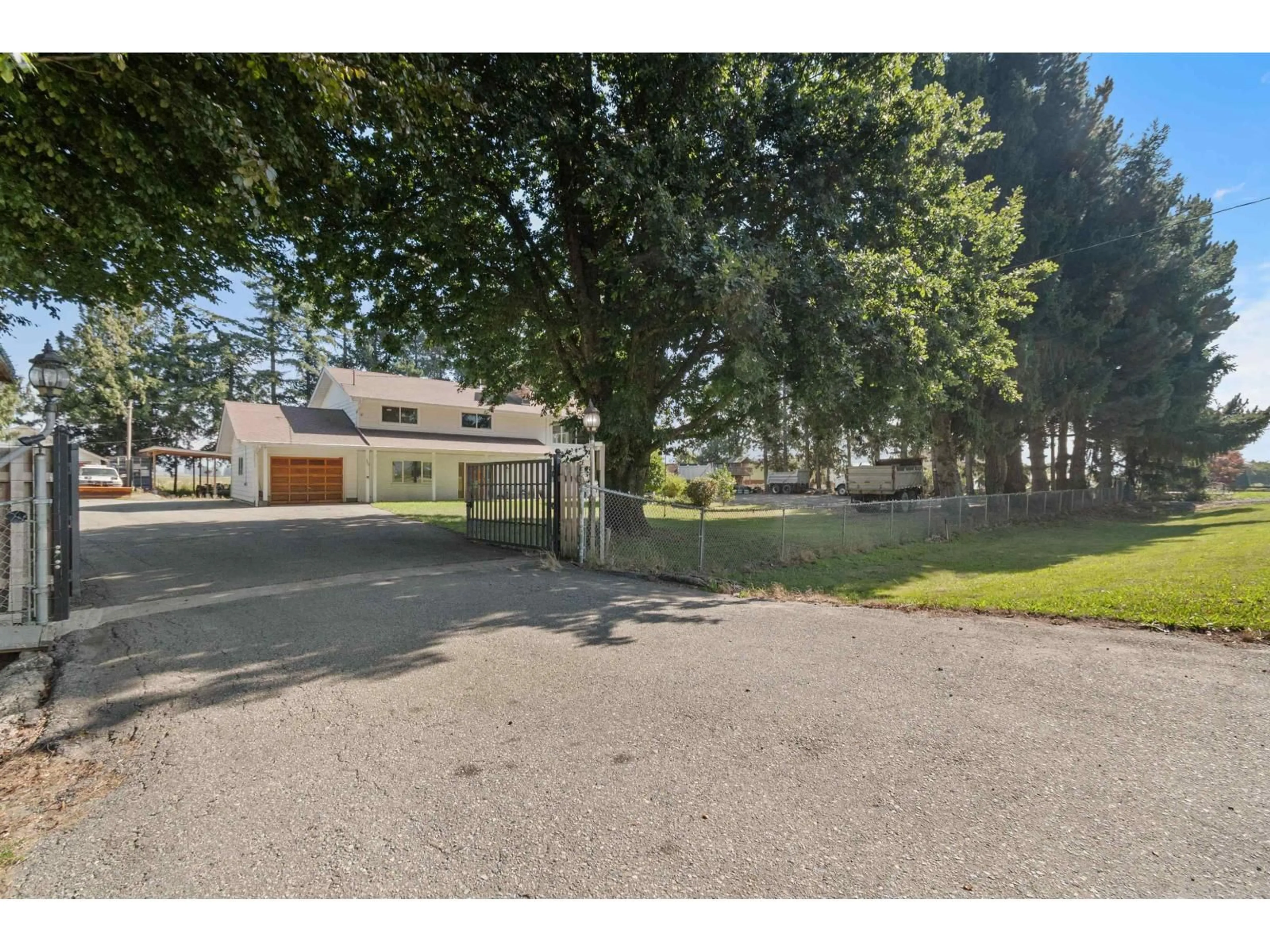 A pic from outside/outdoor area/front of a property/back of a property/a pic from drone, street for 5460 INTERPROVINCIAL, Abbotsford British Columbia V3G2P6
