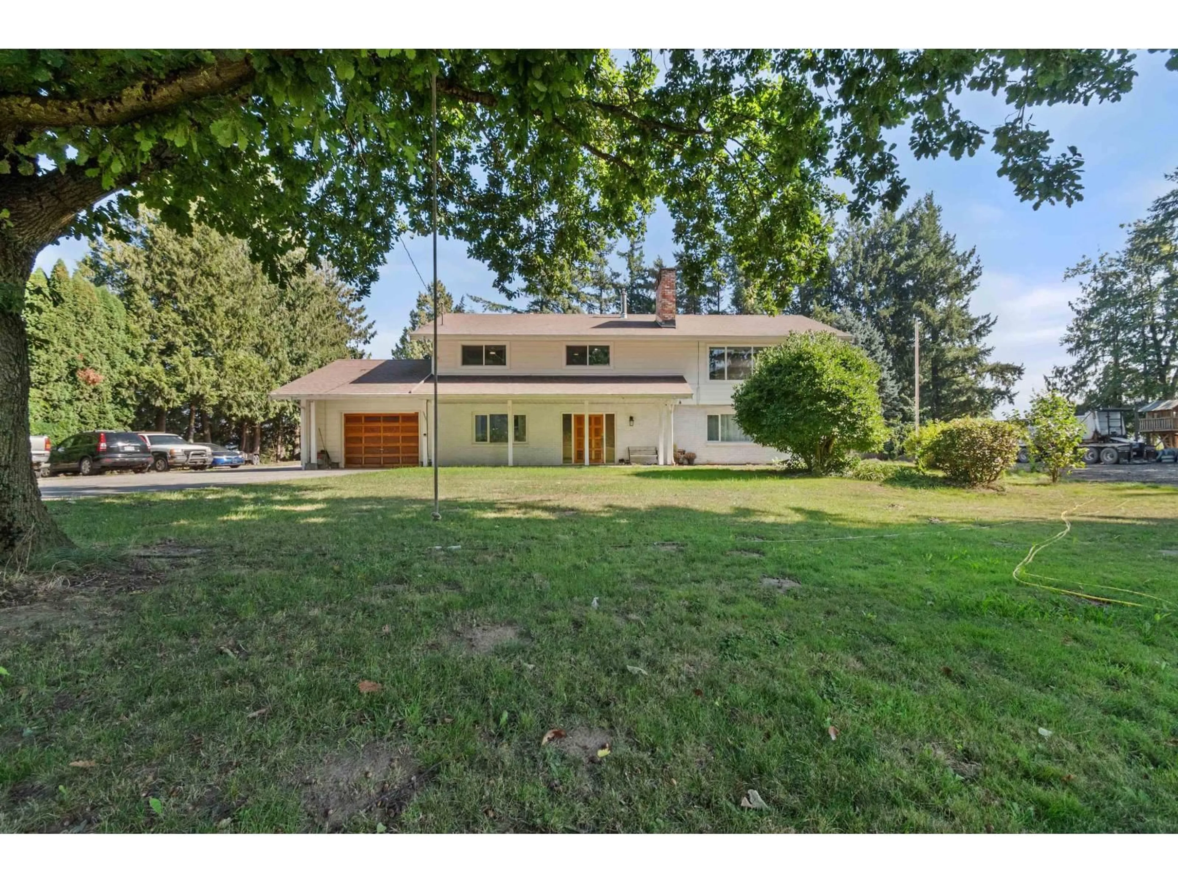 A pic from outside/outdoor area/front of a property/back of a property/a pic from drone, street for 5460 INTERPROVINCIAL, Abbotsford British Columbia V3G2P6