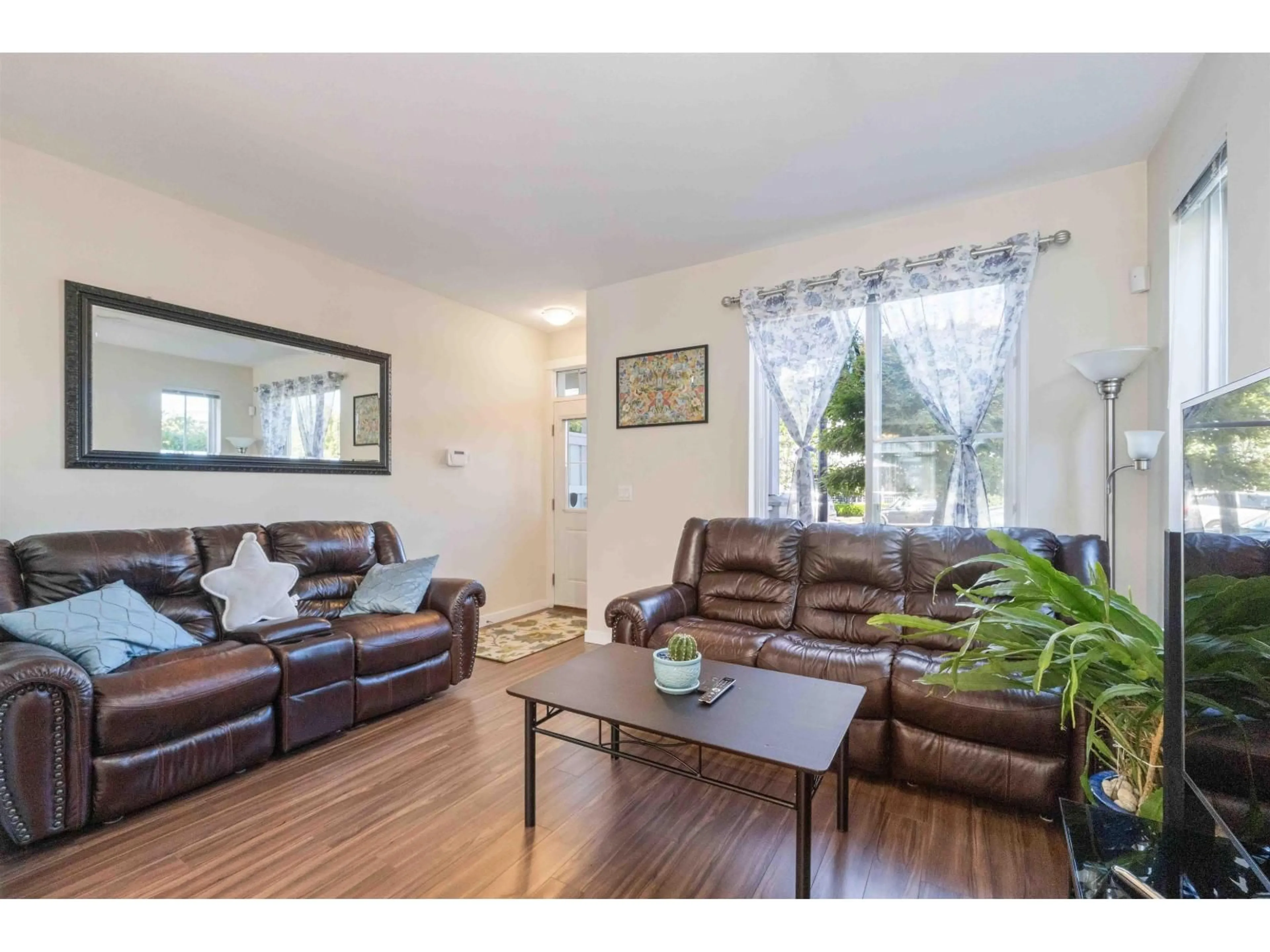 Living room with furniture, wood/laminate floor for 10 - 31032 WESTRIDGE, Abbotsford British Columbia V2T0C6