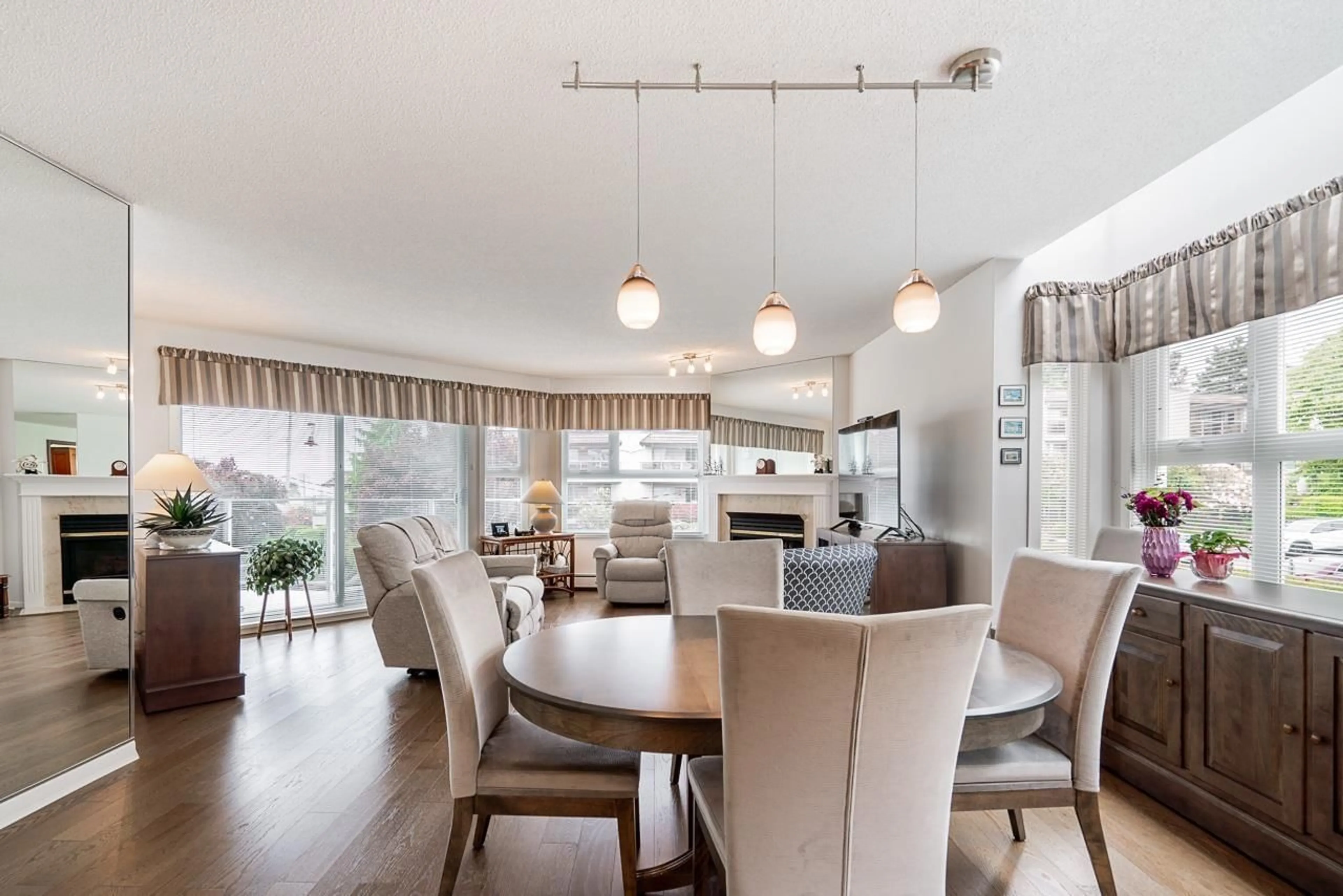Dining room, wood/laminate floor for 305 - 15367 BUENA VISTA, White Rock British Columbia V4B1Y7
