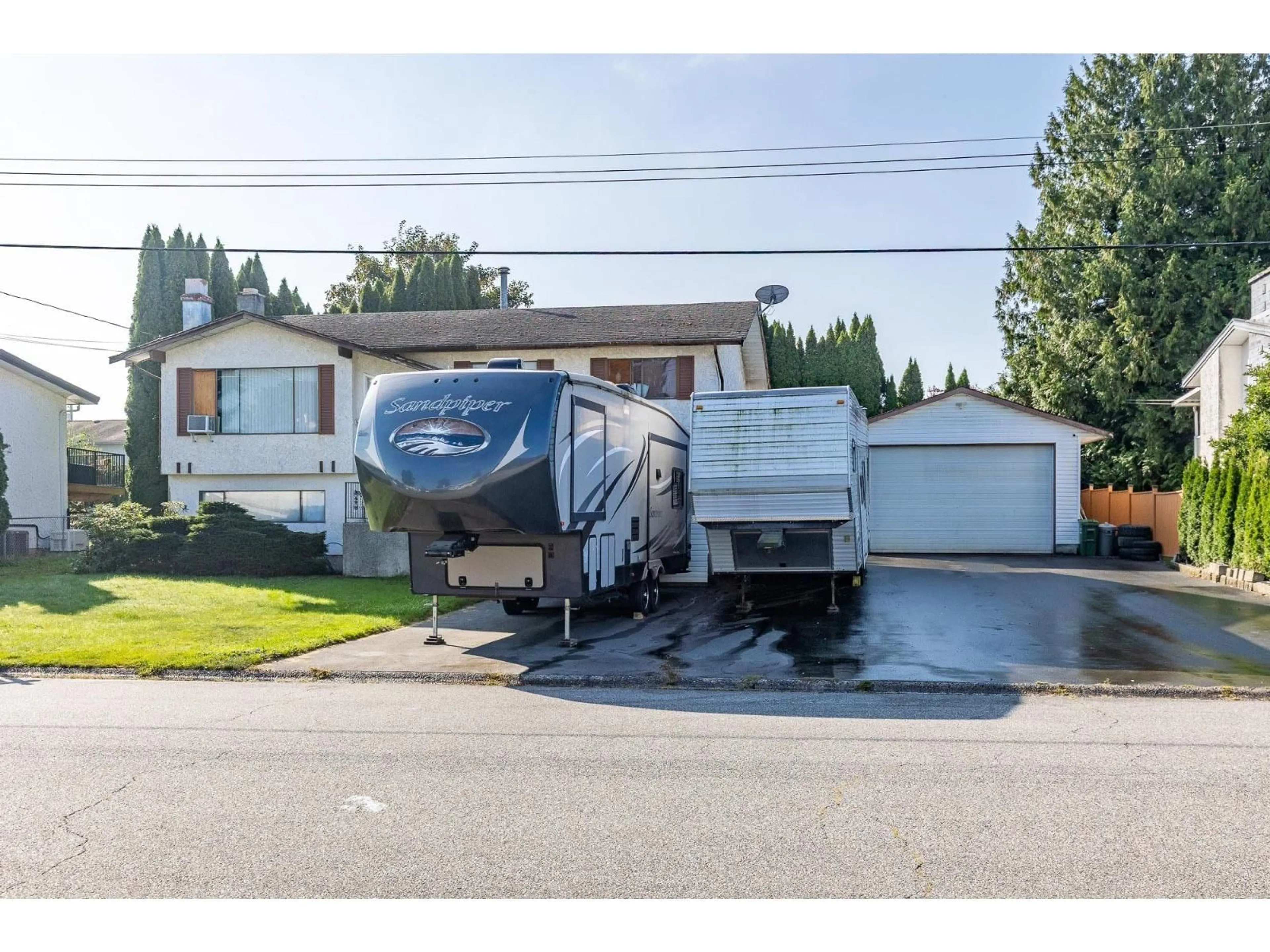 Home with vinyl exterior material, street for 46494 ELLIOTT AVENUE, Chilliwack British Columbia V2P6L3