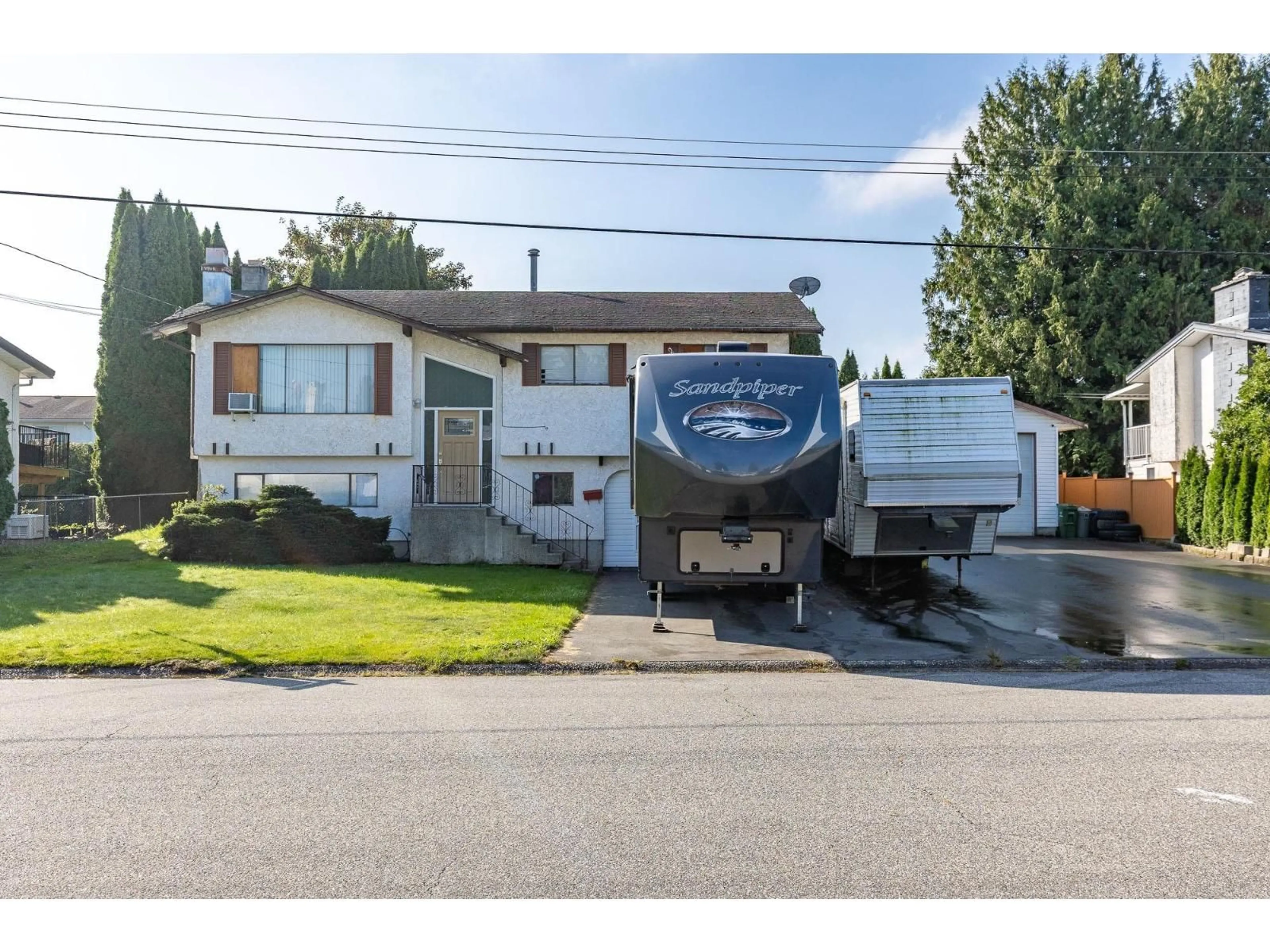 Home with vinyl exterior material, street for 46494 ELLIOTT AVENUE, Chilliwack British Columbia V2P6L3
