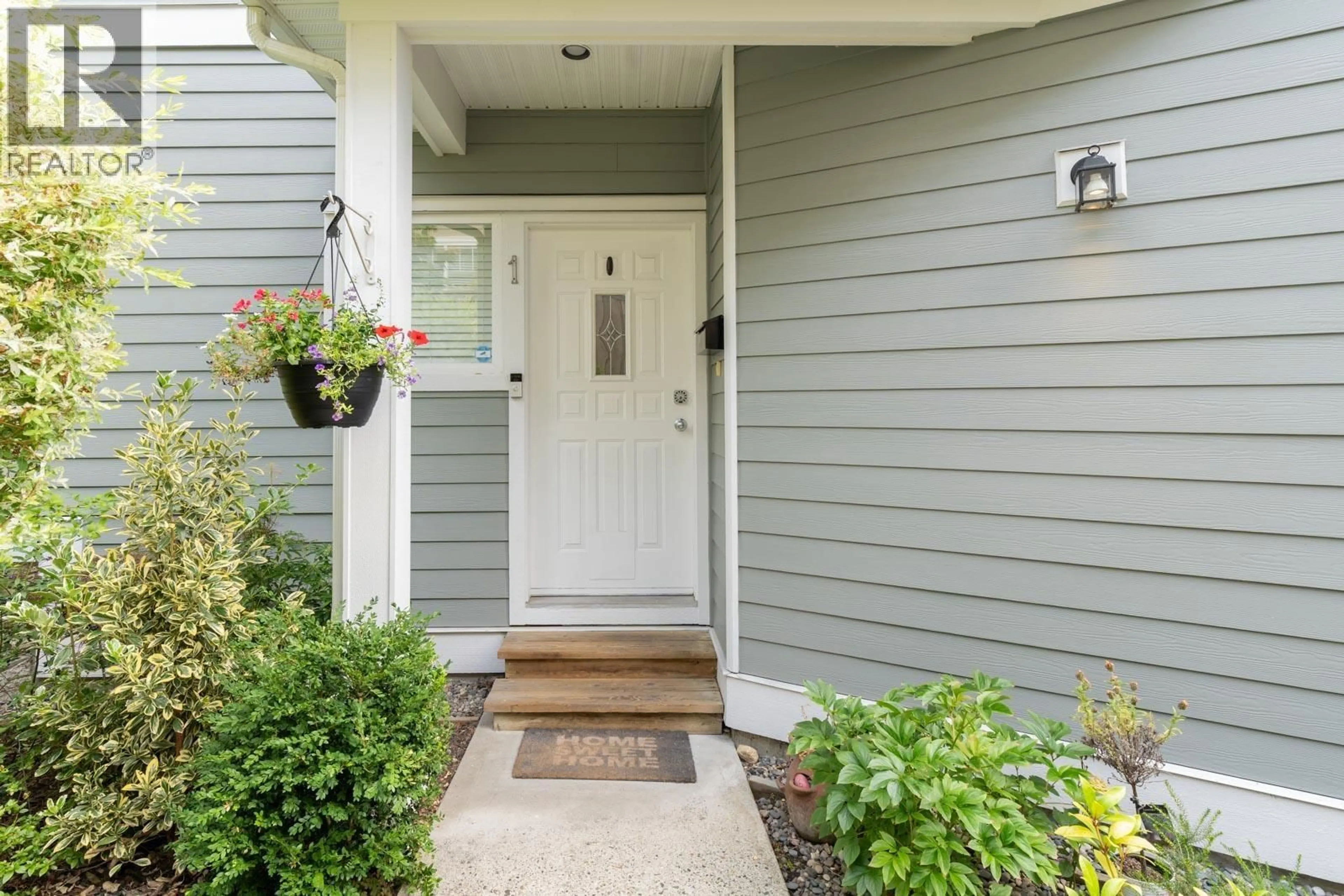 Indoor entryway for 1 - 252 13TH STREET, North Vancouver British Columbia V7M1N7