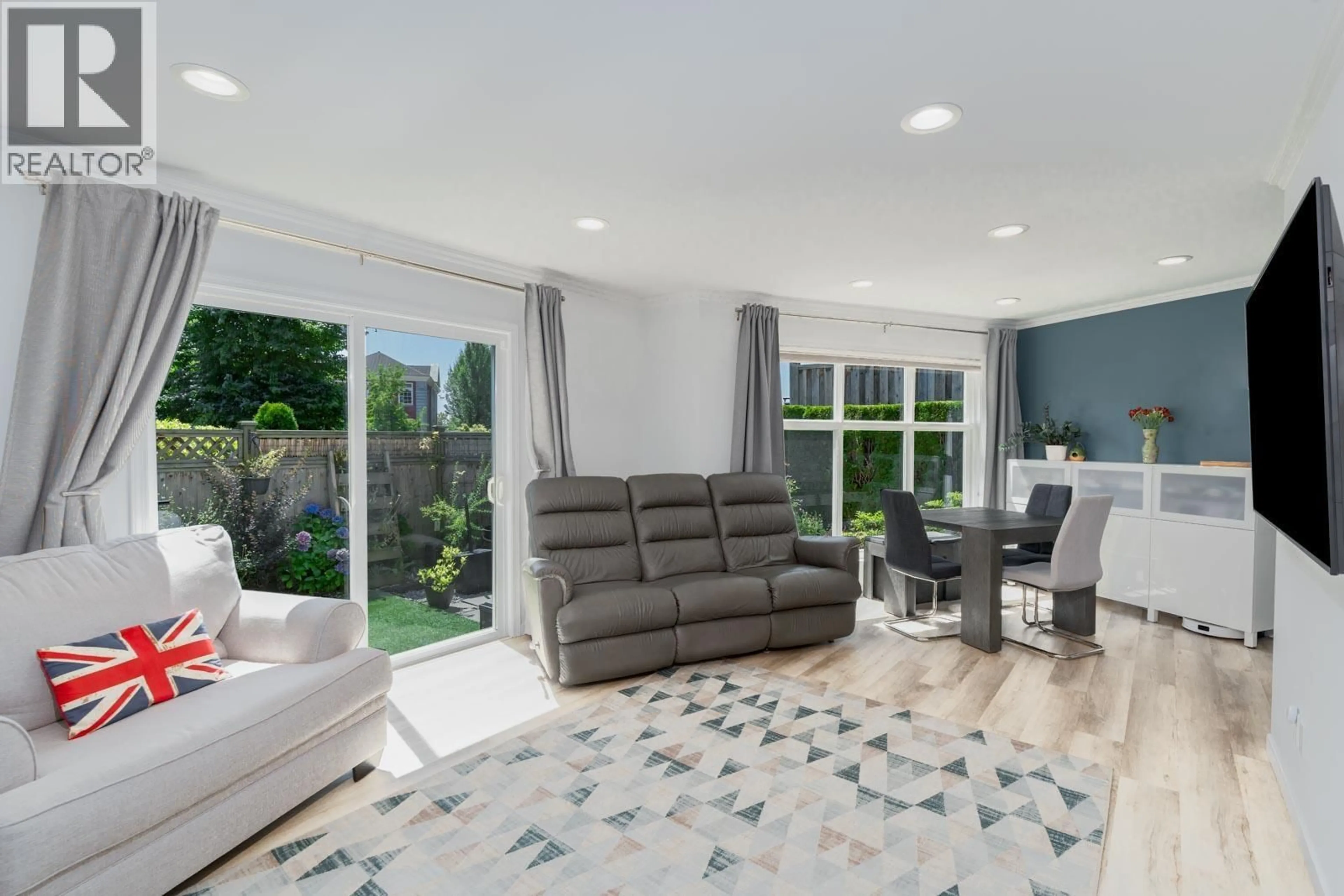 Living room with furniture, unknown for 1 - 252 13TH STREET, North Vancouver British Columbia V7M1N7