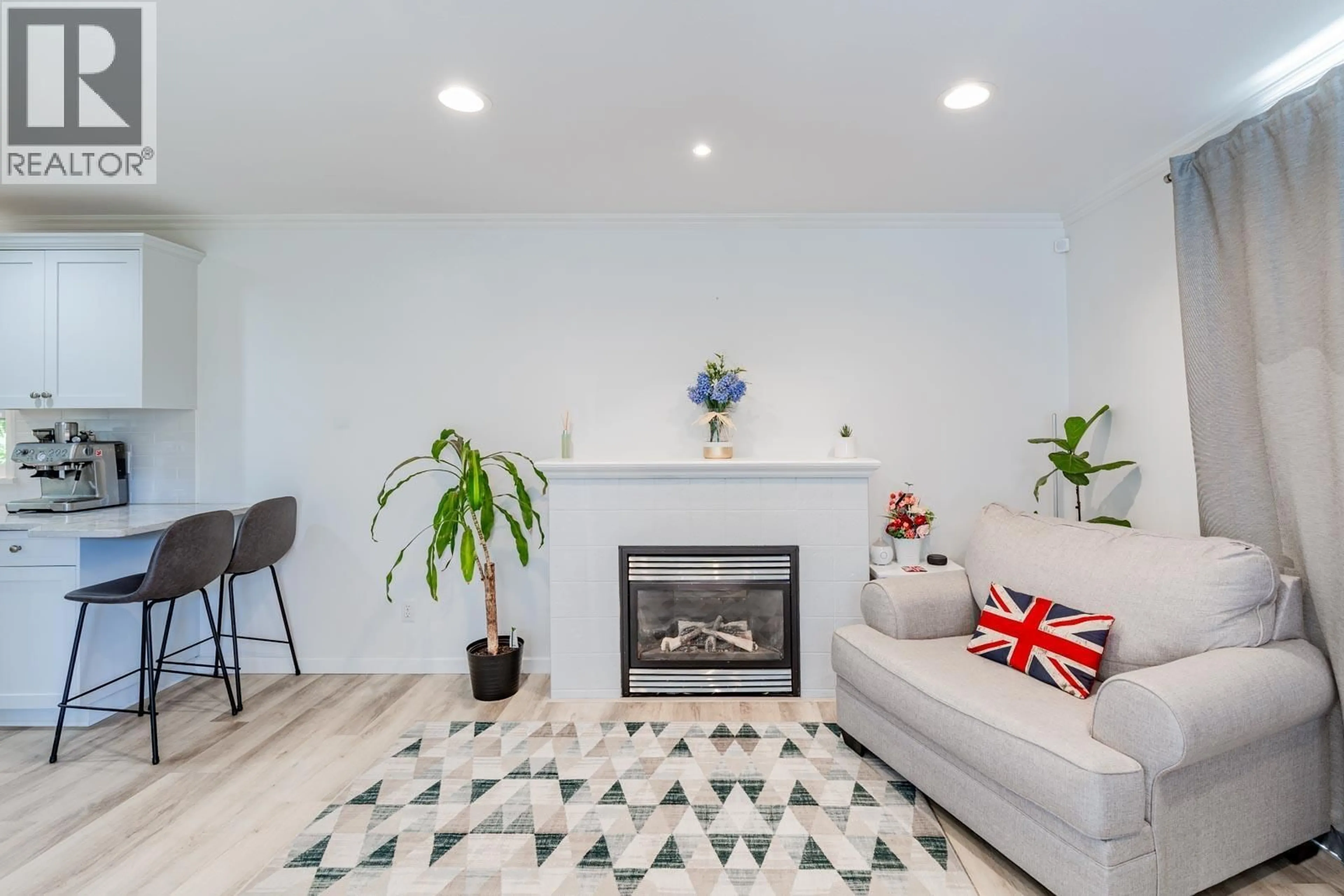 Living room with furniture, unknown for 1 - 252 13TH STREET, North Vancouver British Columbia V7M1N7