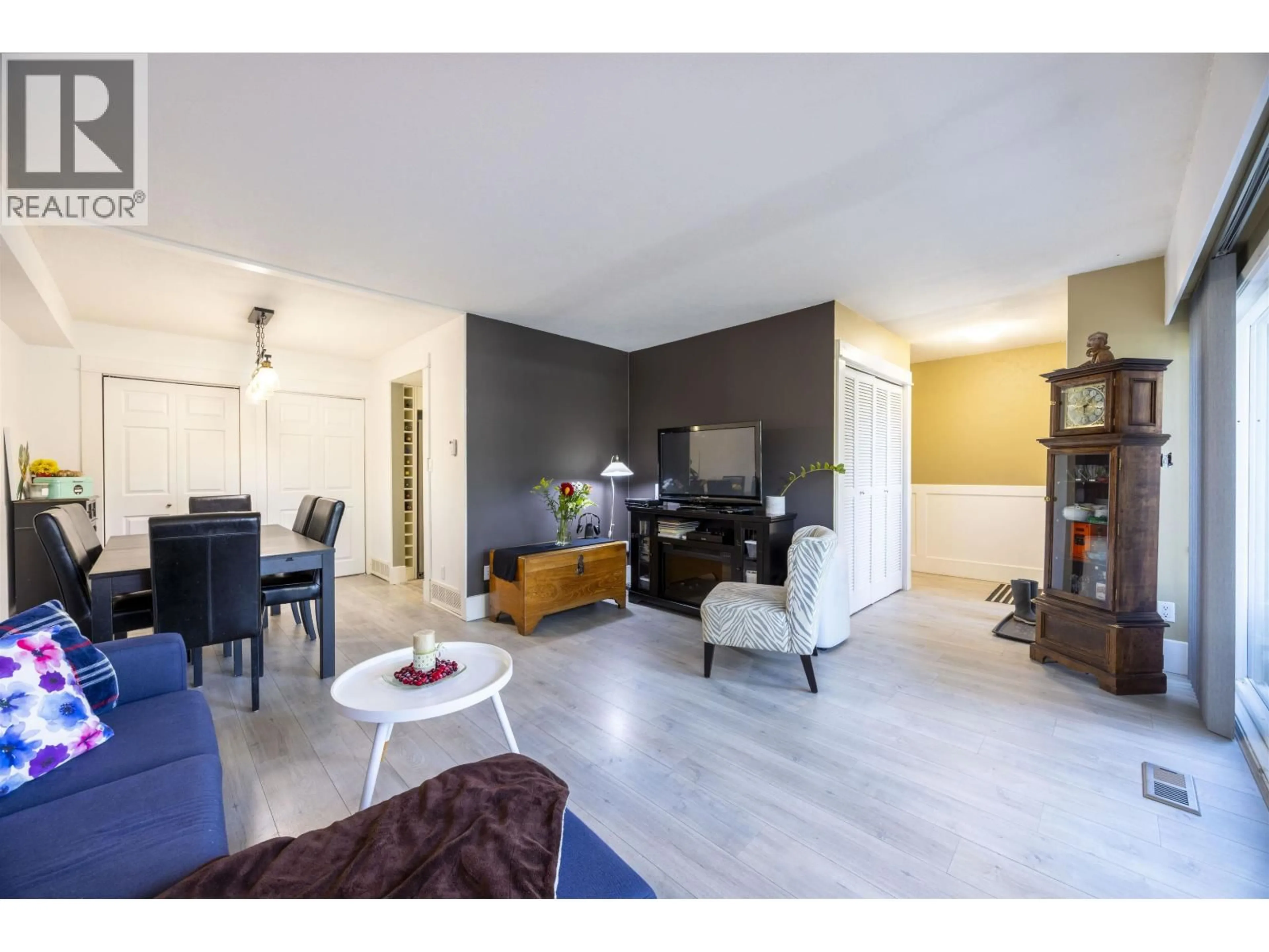 Living room with furniture, wood/laminate floor for 87 - 10620 NO 4 ROAD, Richmond British Columbia V7A2Z7