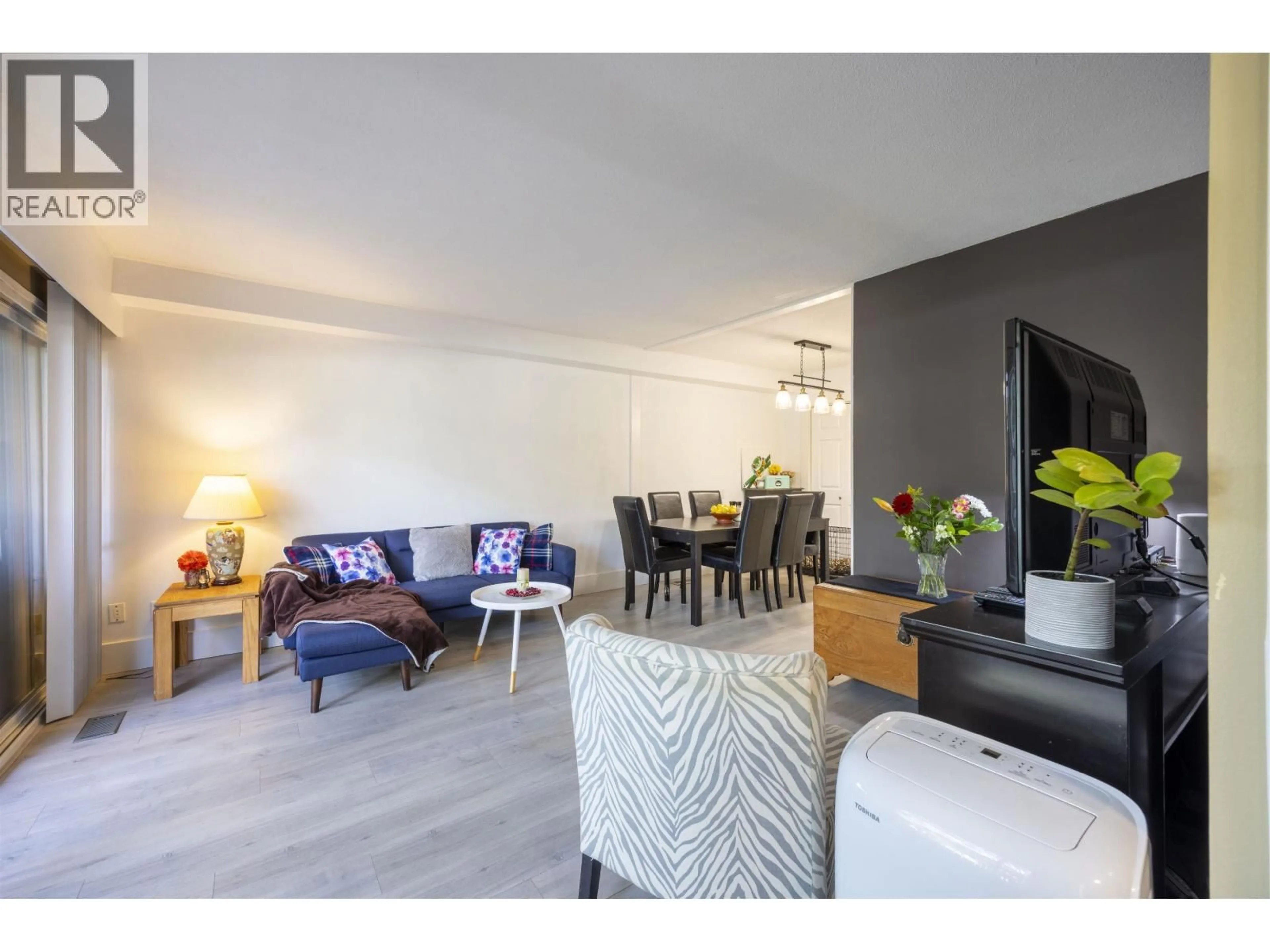 Living room with furniture, wood/laminate floor for 87 - 10620 NO 4 ROAD, Richmond British Columbia V7A2Z7