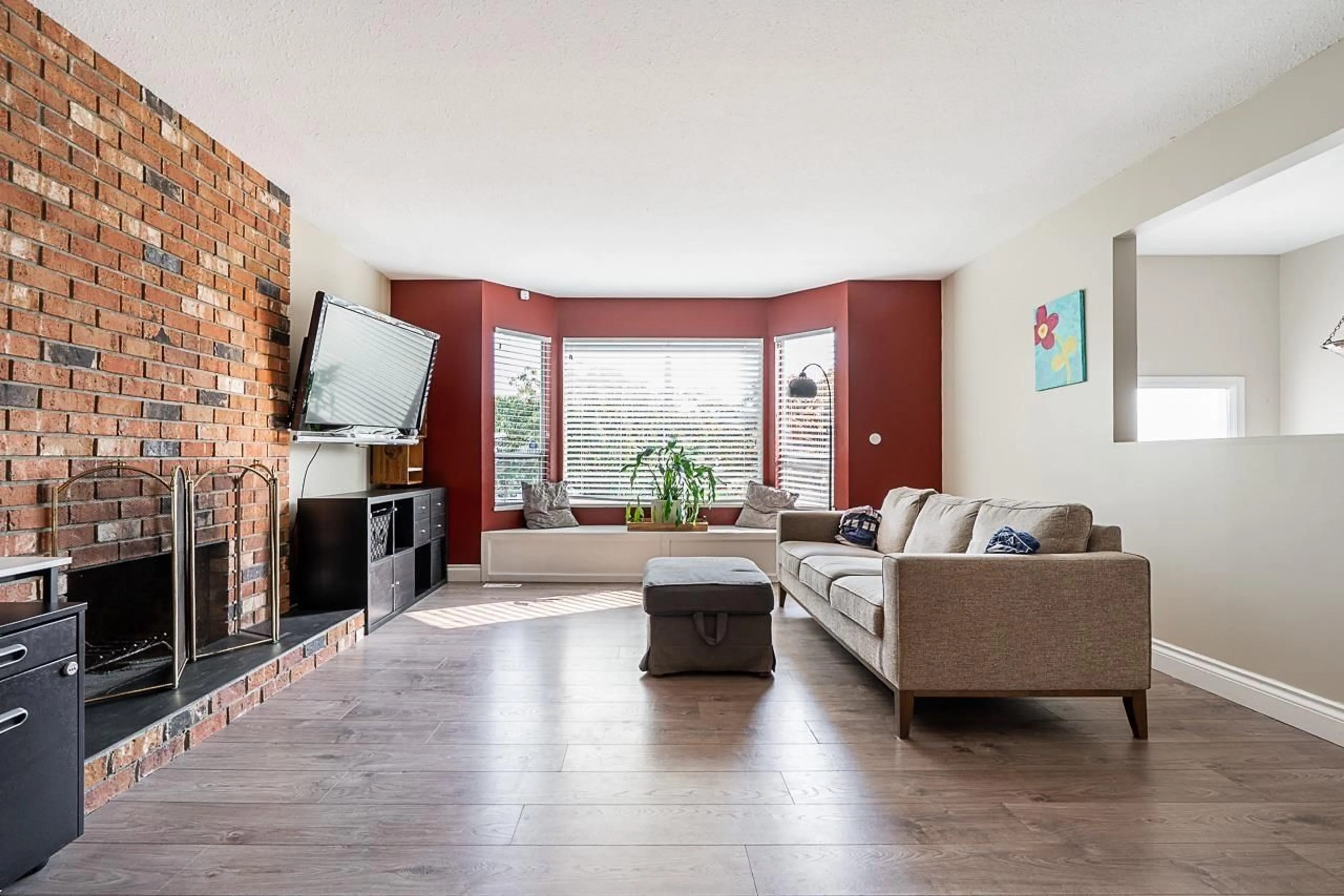 Living room with furniture, unknown for 20423 90, Langley British Columbia V1M1A9