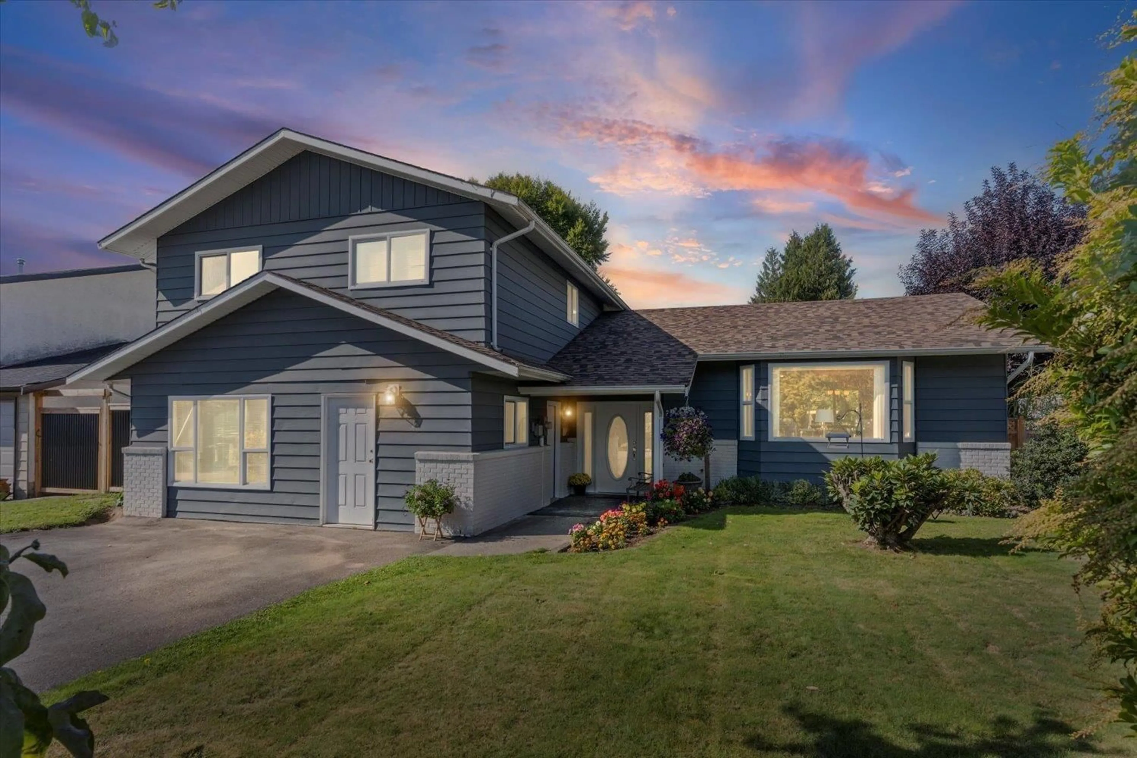 Home with vinyl exterior material, street for 10007 SHAMROCK DRIVE, Chilliwack British Columbia V2P5L3