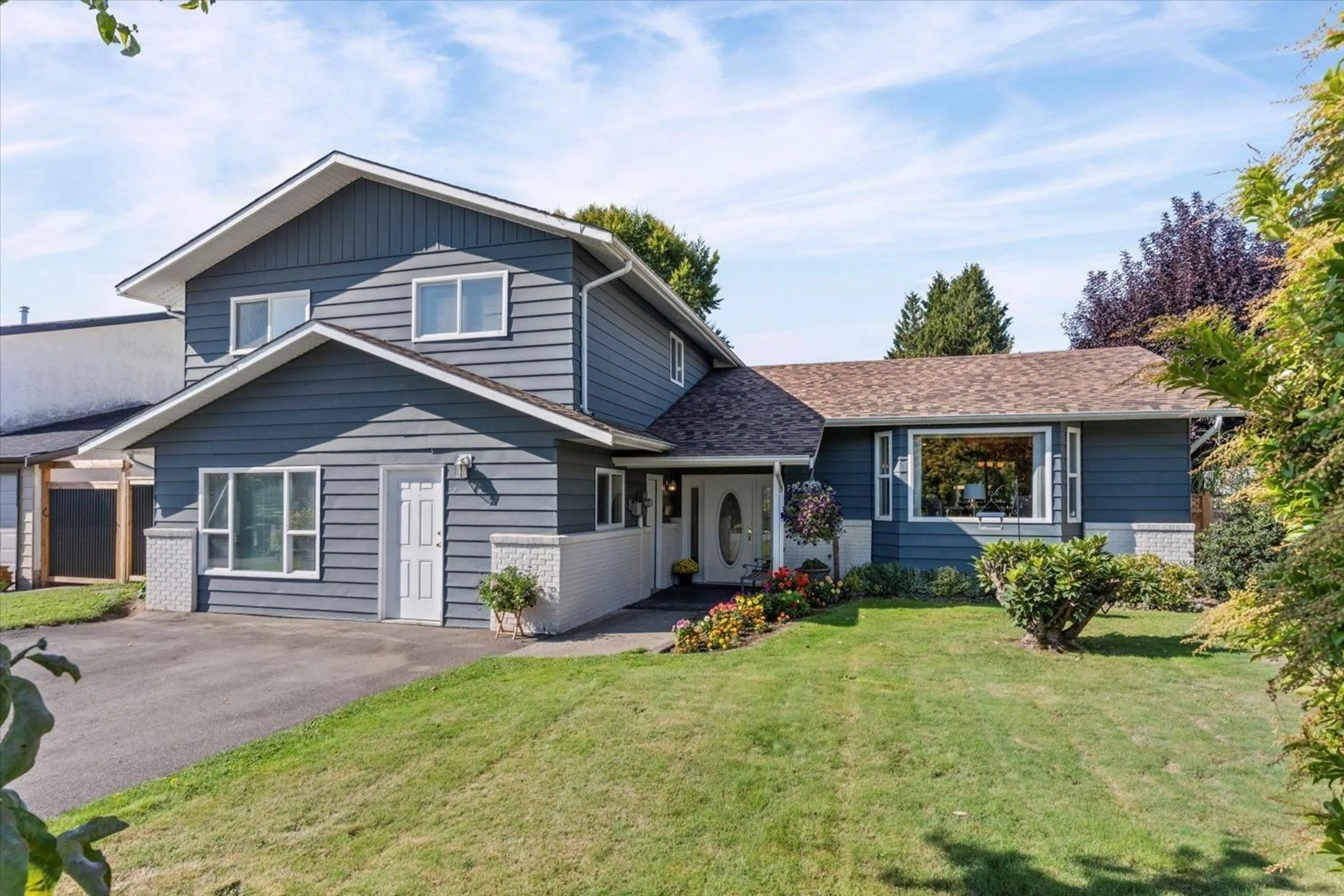 Home with vinyl exterior material, street for 10007 SHAMROCK DRIVE, Chilliwack British Columbia V2P5L3