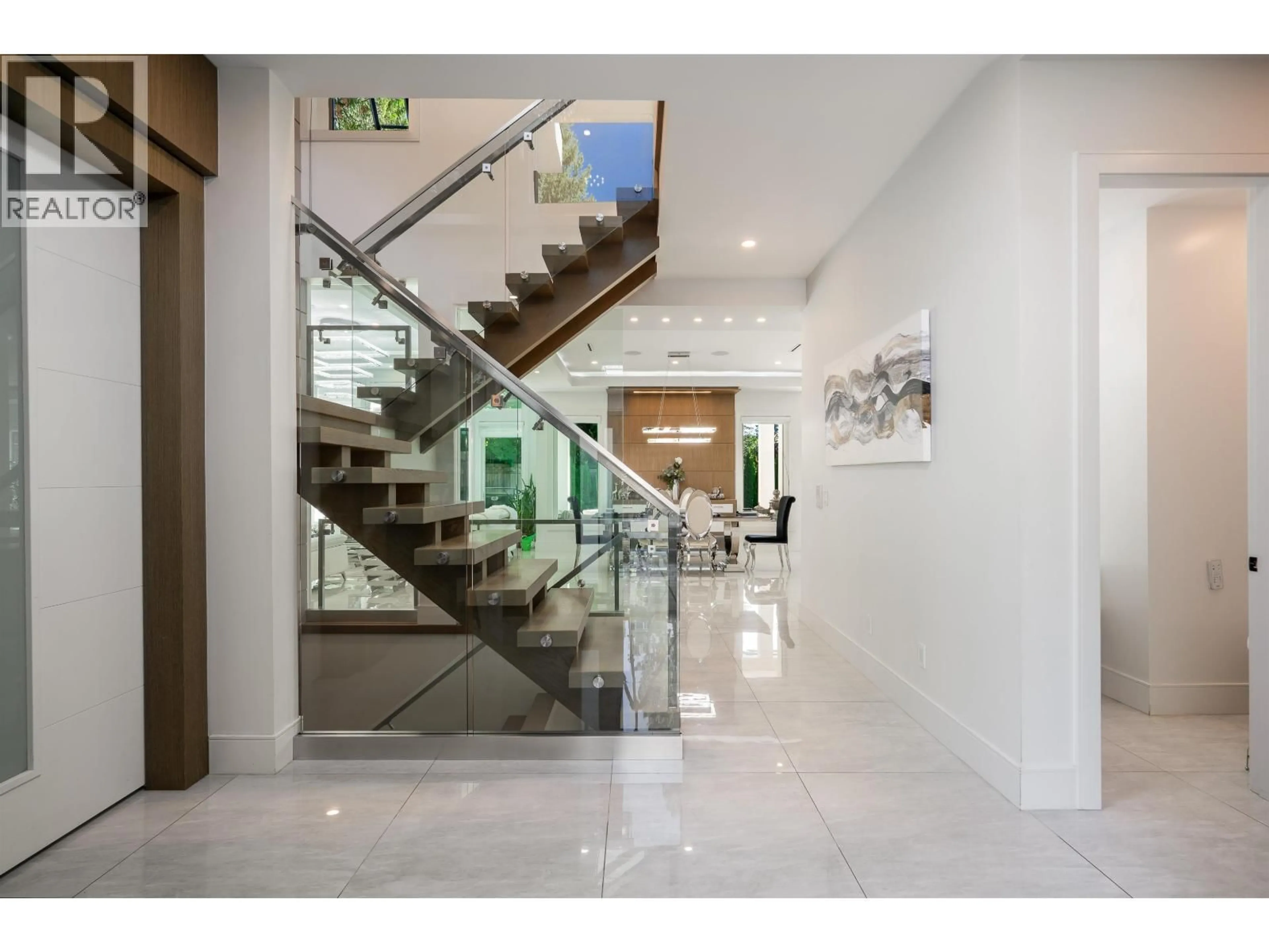 Indoor foyer for 929 CANYON BOULEVARD, North Vancouver British Columbia V7R2J9