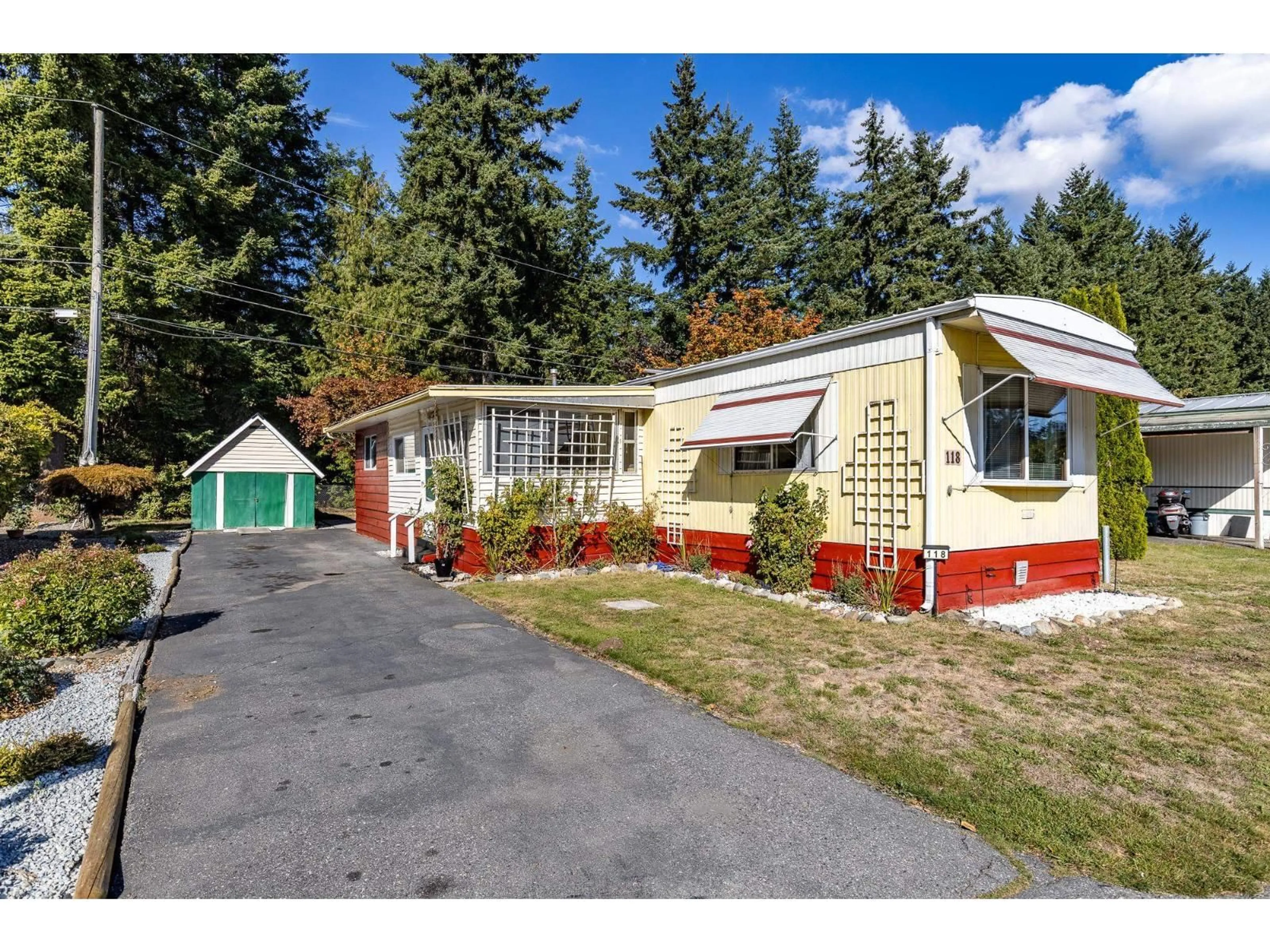 Home with vinyl exterior material, street for 118 - 3031 200, Langley British Columbia V2Z1N5