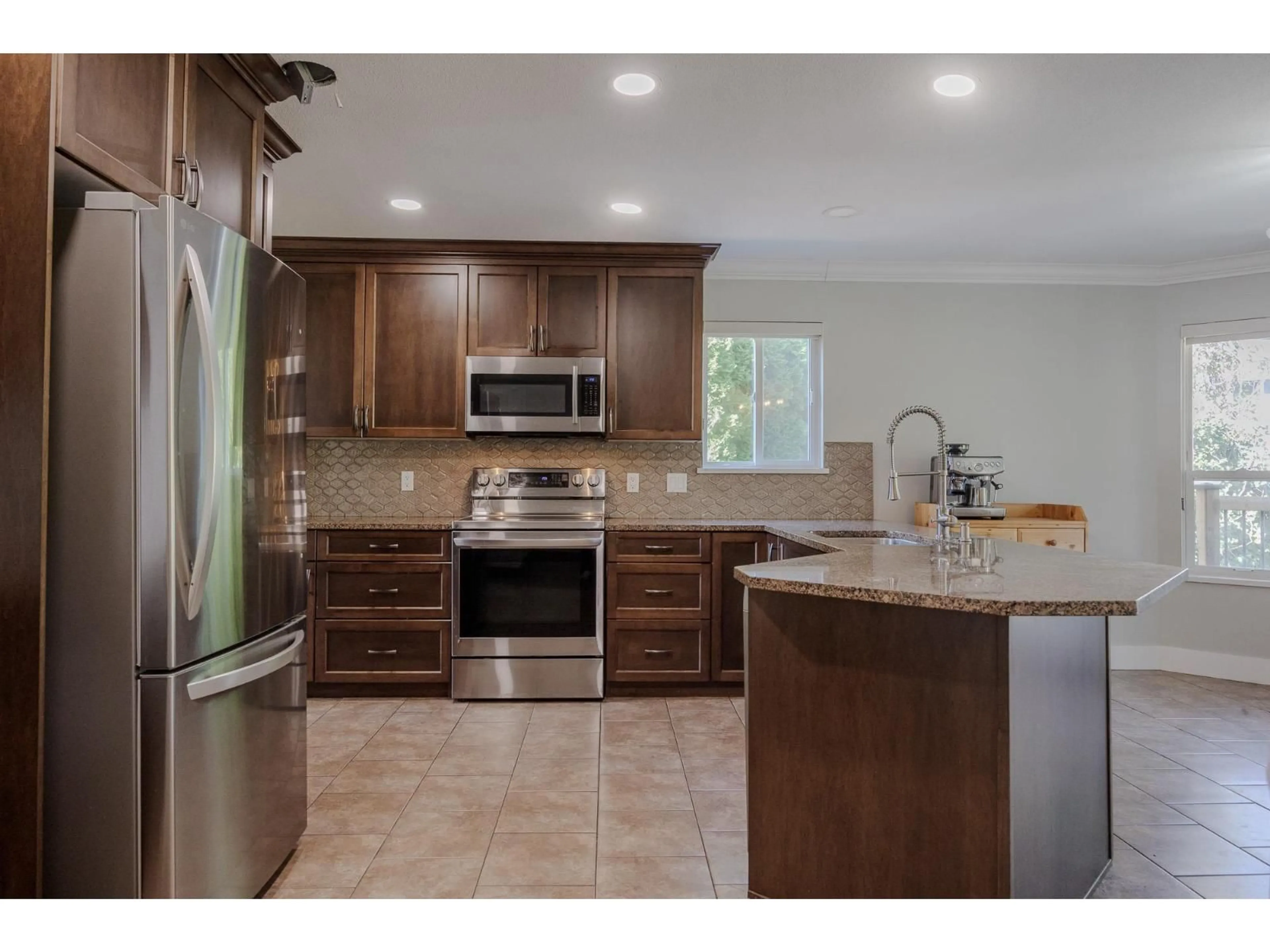 Open concept kitchen, ceramic/tile floor for 20763 91A, Langley British Columbia V1M2P6