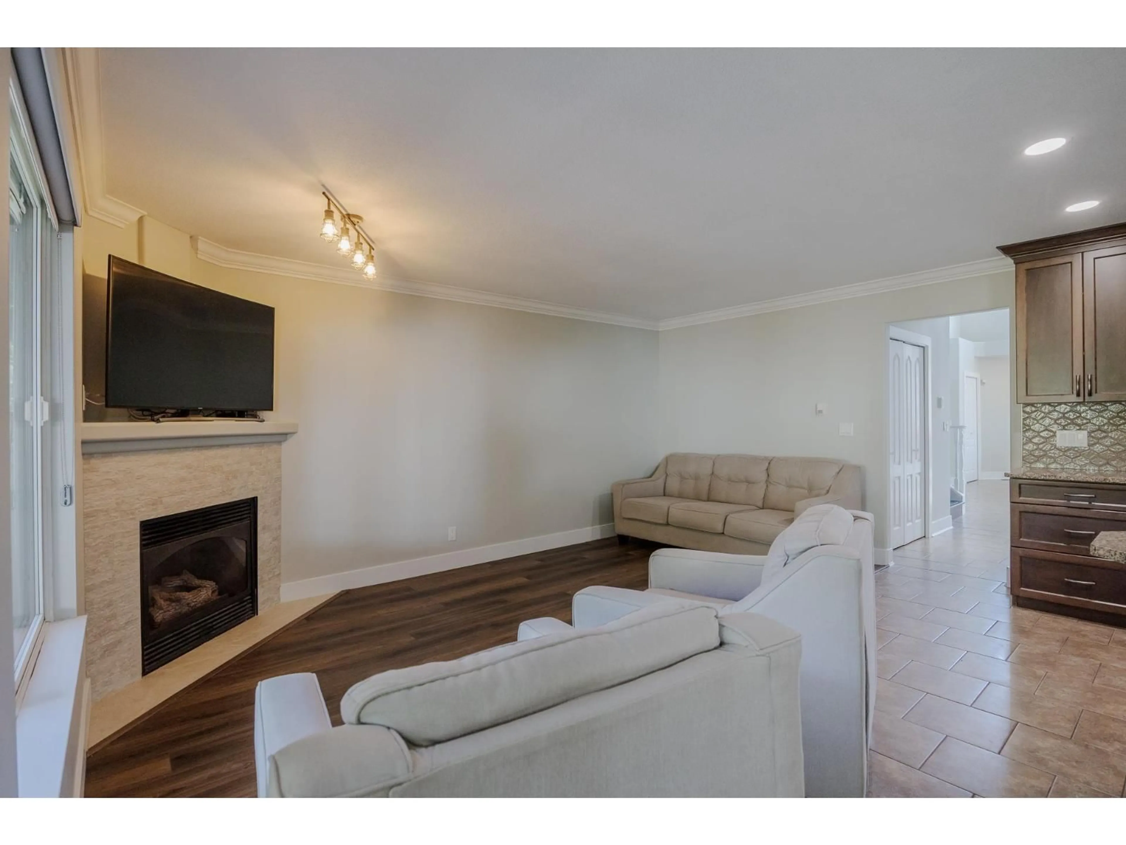 Living room with furniture, wood/laminate floor for 20763 91A, Langley British Columbia V1M2P6