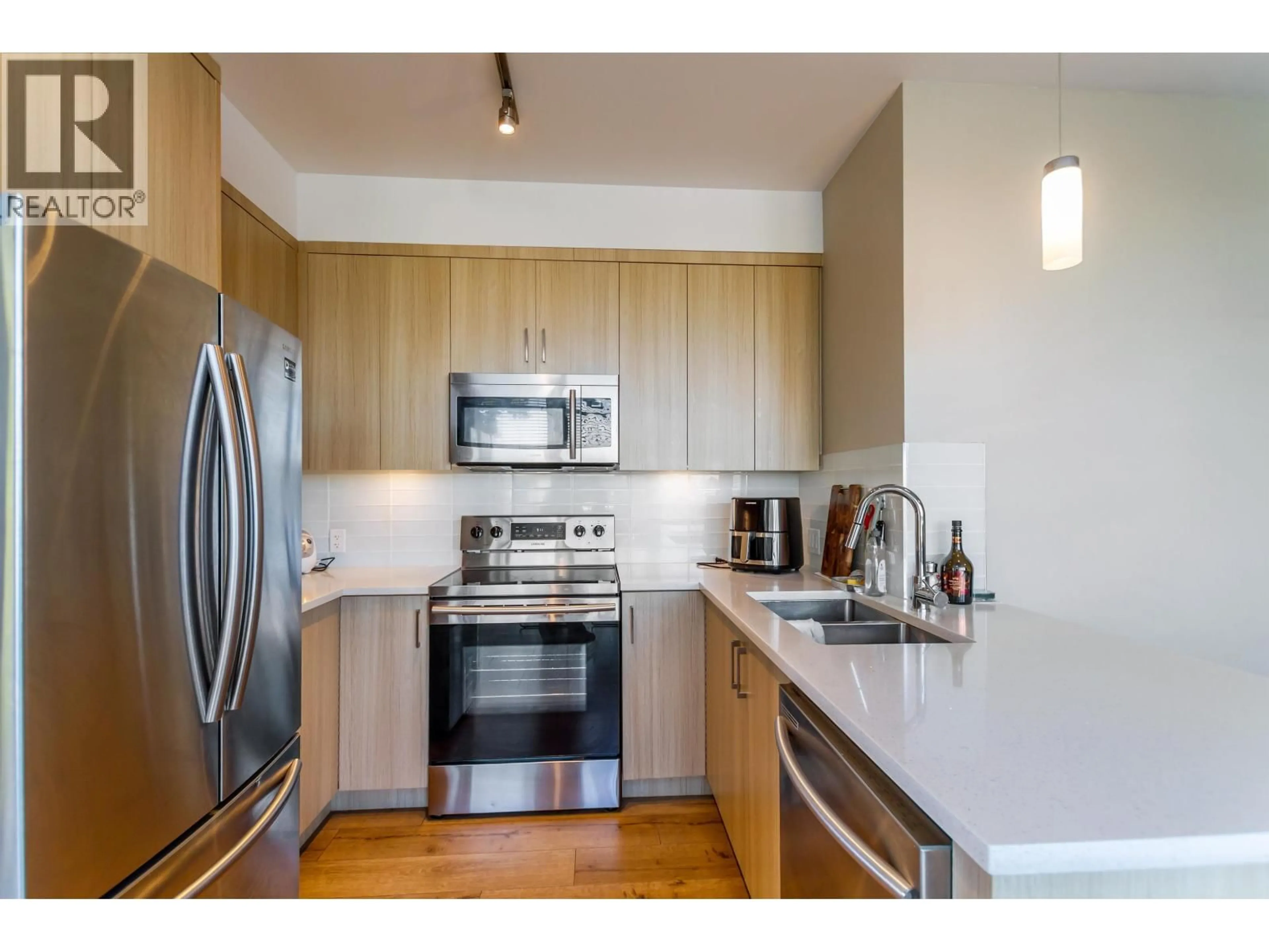 Standard kitchen, wood/laminate floor for 316 - 12460 191 STREET, Pitt Meadows British Columbia V3Y2J2