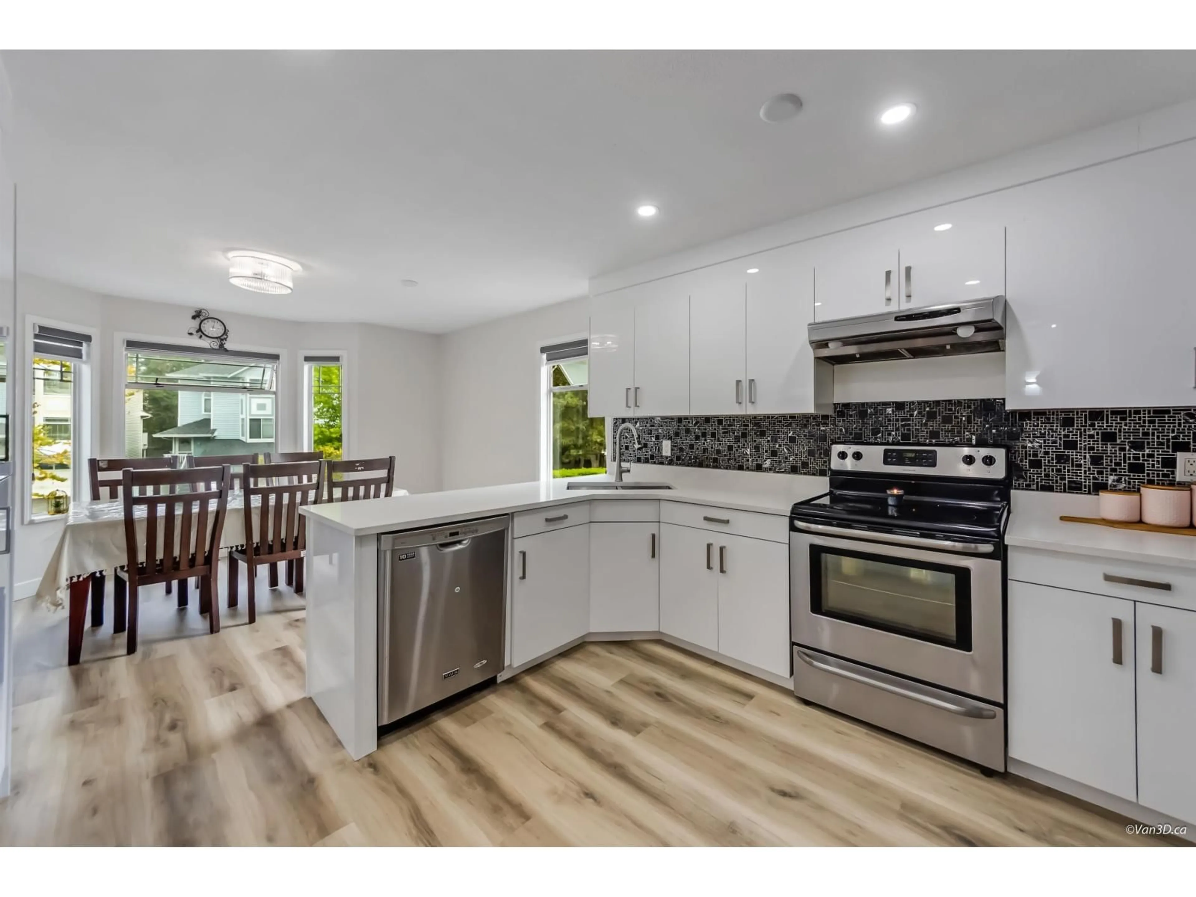 Open concept kitchen, unknown for 1 - 15550 89, Surrey British Columbia V3R1N1