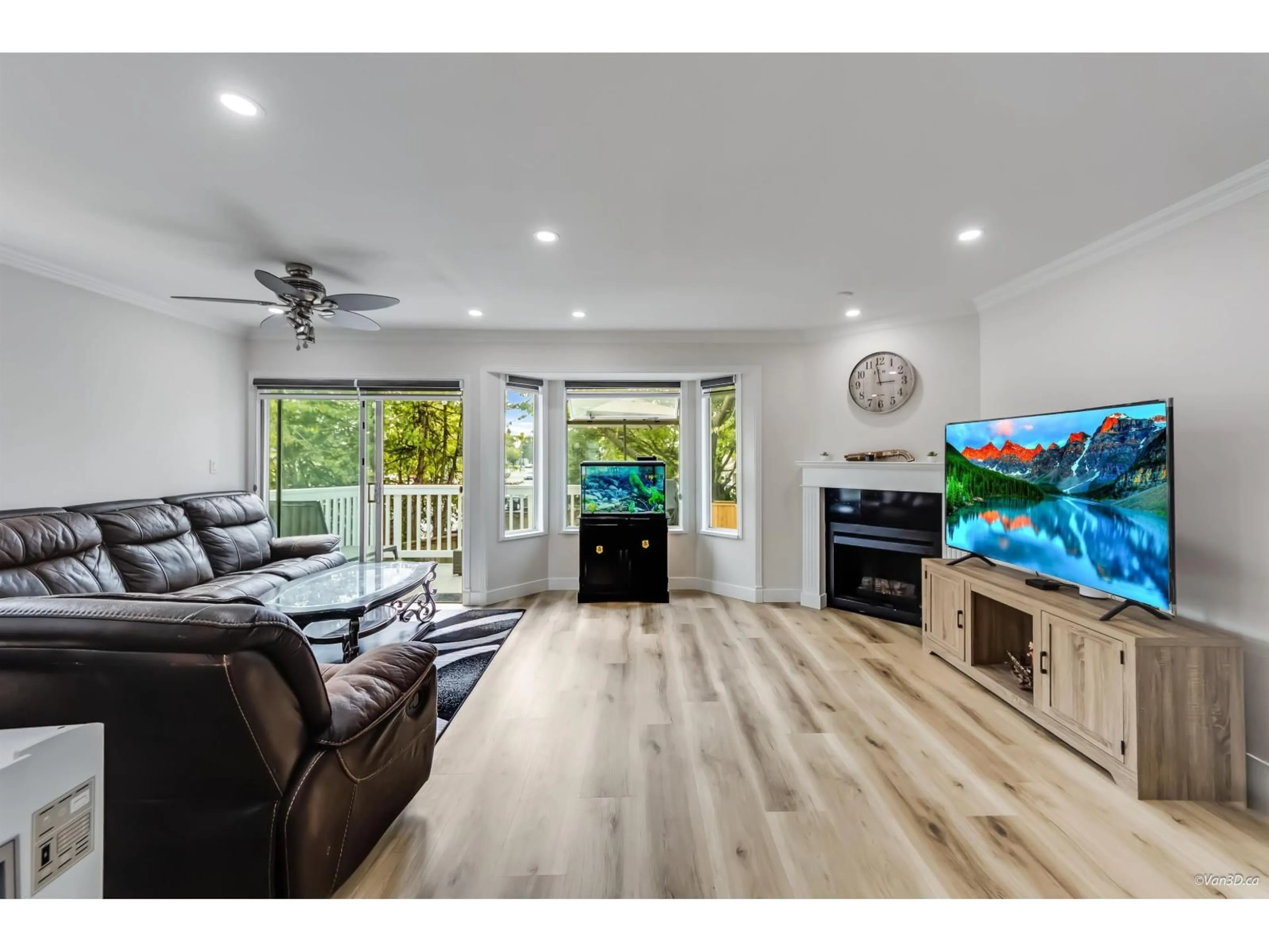 Living room with furniture, wood/laminate floor for 1 - 15550 89, Surrey British Columbia V3R1N1
