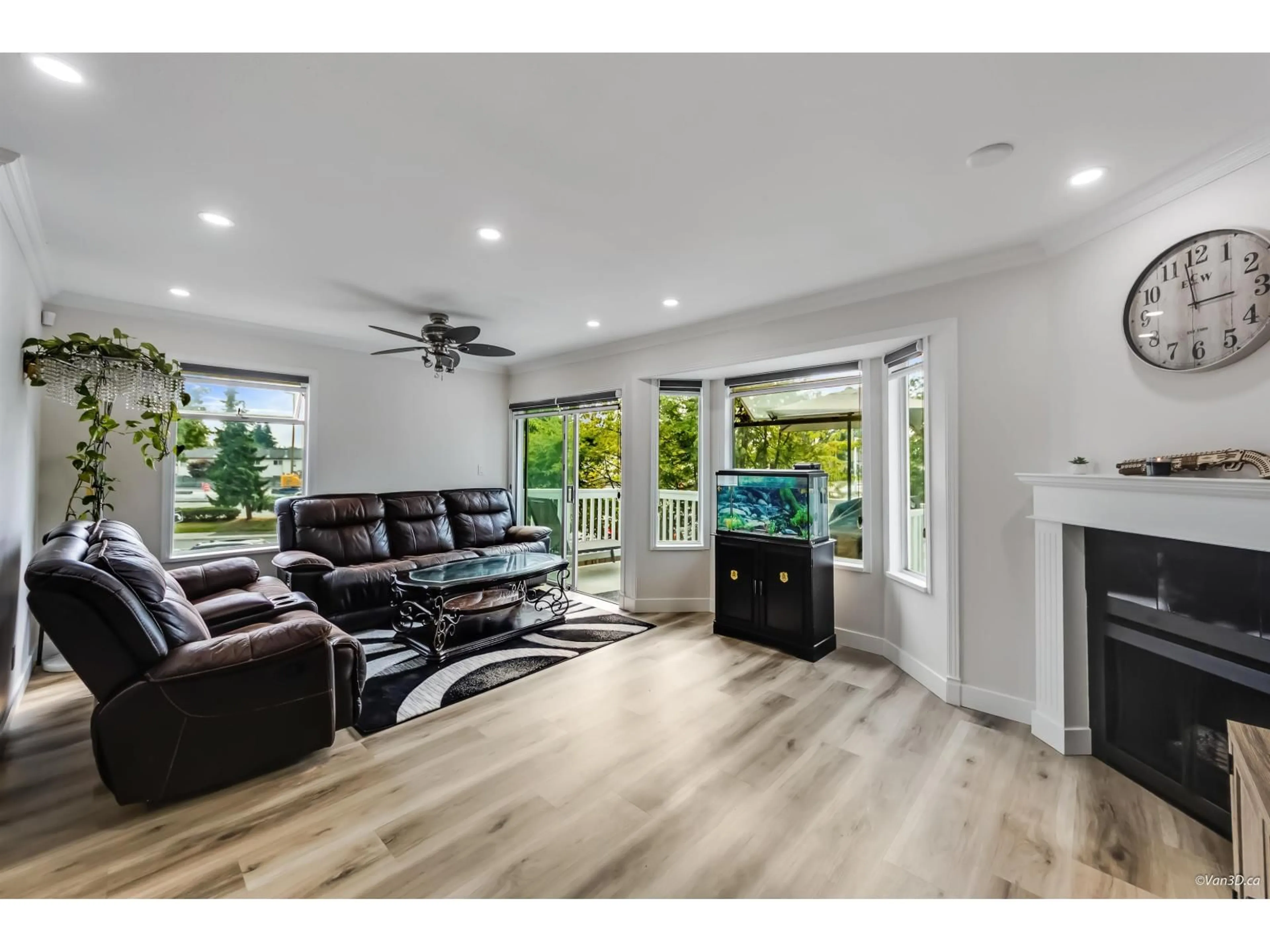 Living room with furniture, unknown for 1 - 15550 89, Surrey British Columbia V3R1N1
