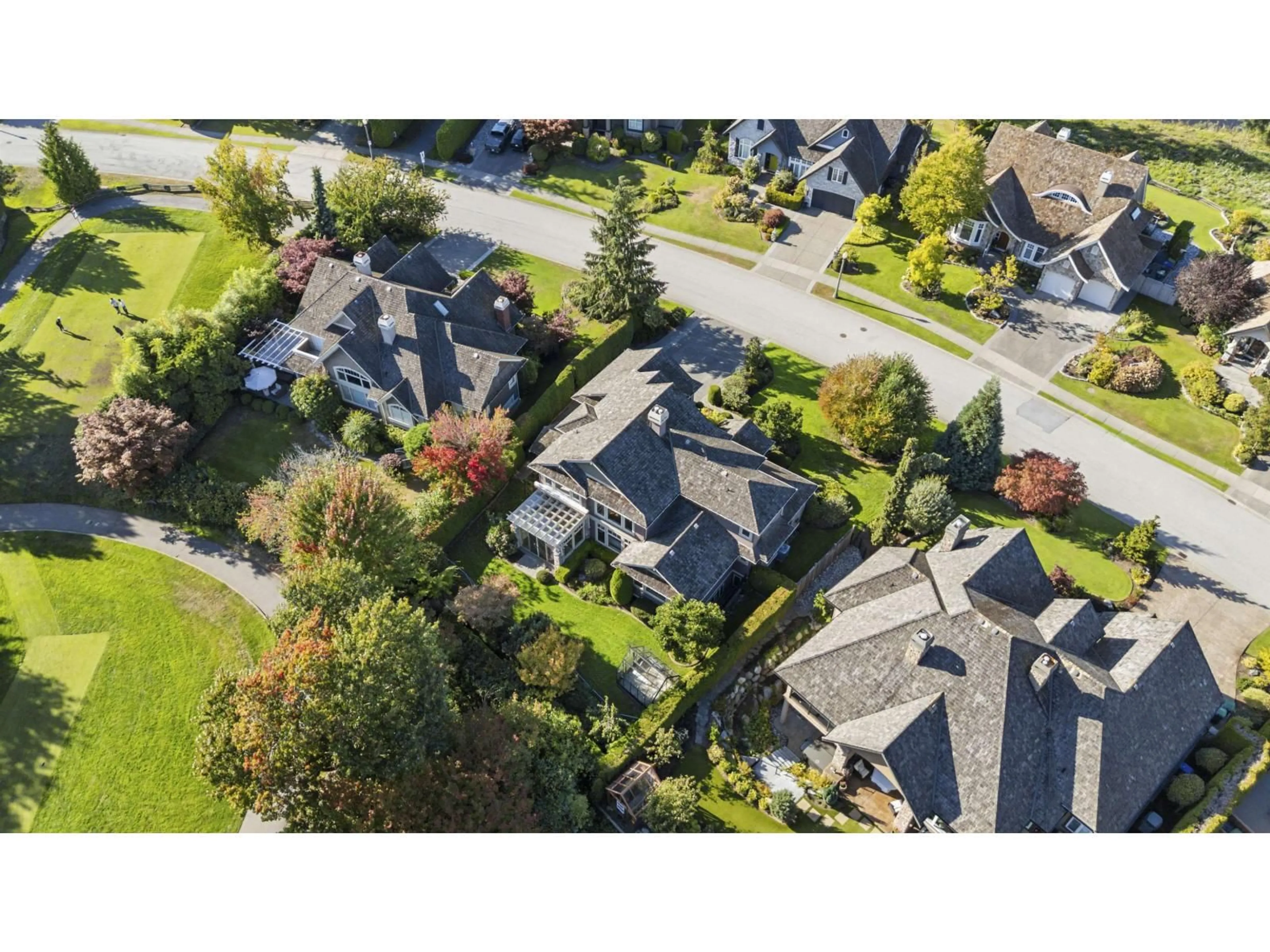 A pic from outside/outdoor area/front of a property/back of a property/a pic from drone, street for 3842 DEVONSHIRE, Surrey British Columbia V3Z0M2