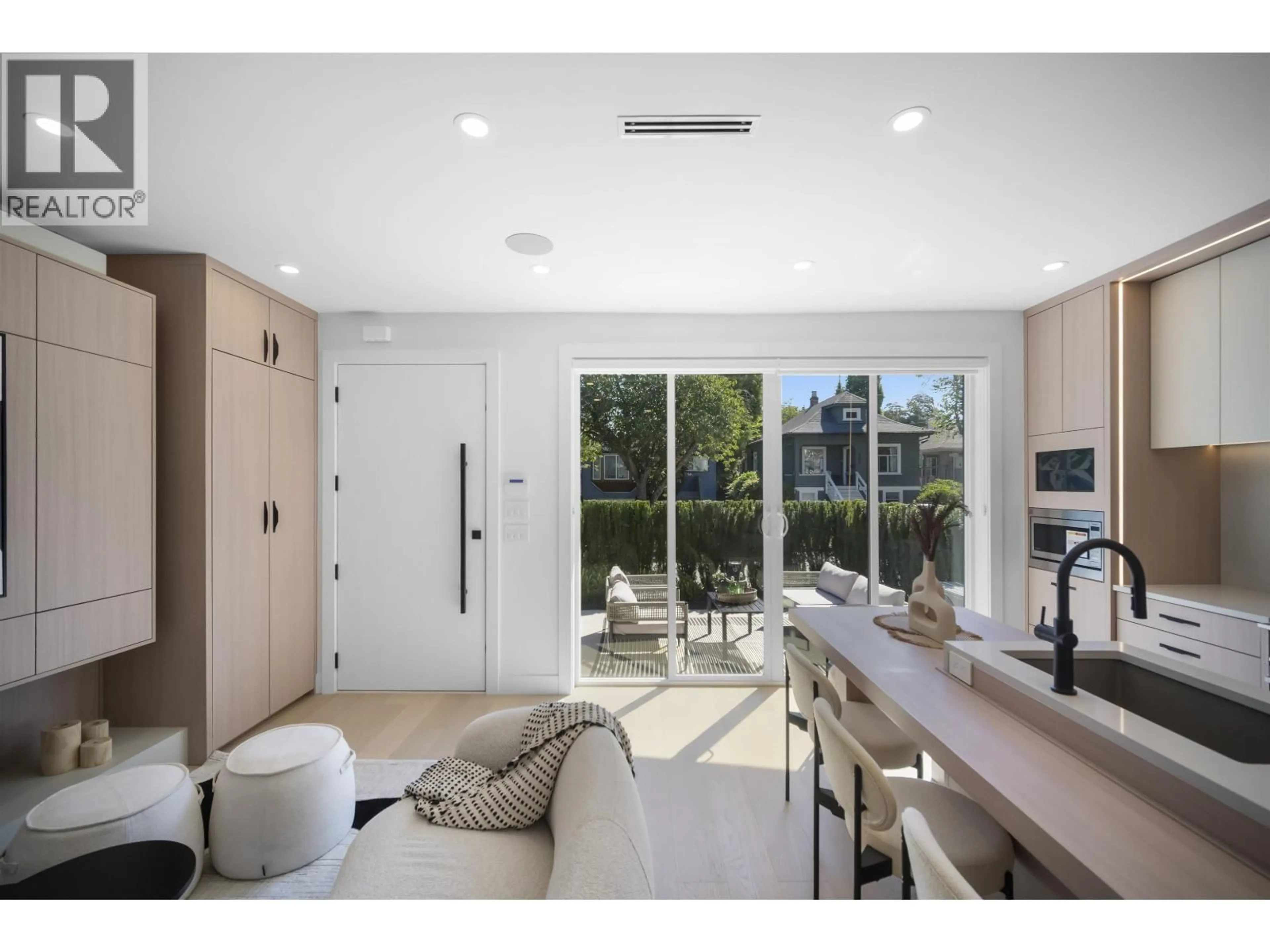 Indoor entryway for 1 - 5033 PRINCE ALBERT STREET, Vancouver British Columbia V5W3C5