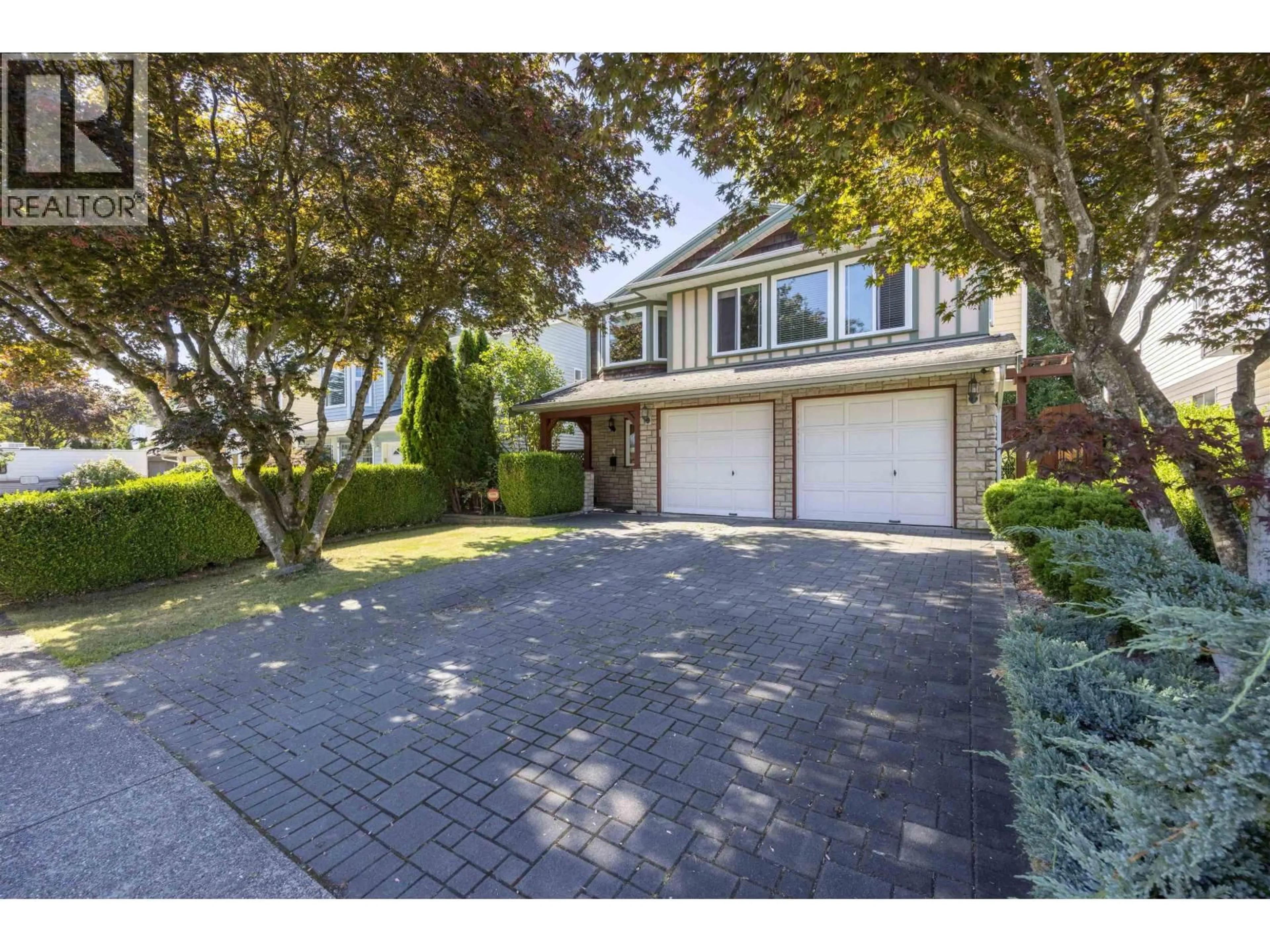A pic from outside/outdoor area/front of a property/back of a property/a pic from drone, street for 2845 MCCOOMB DRIVE, Coquitlam British Columbia V3B6L2