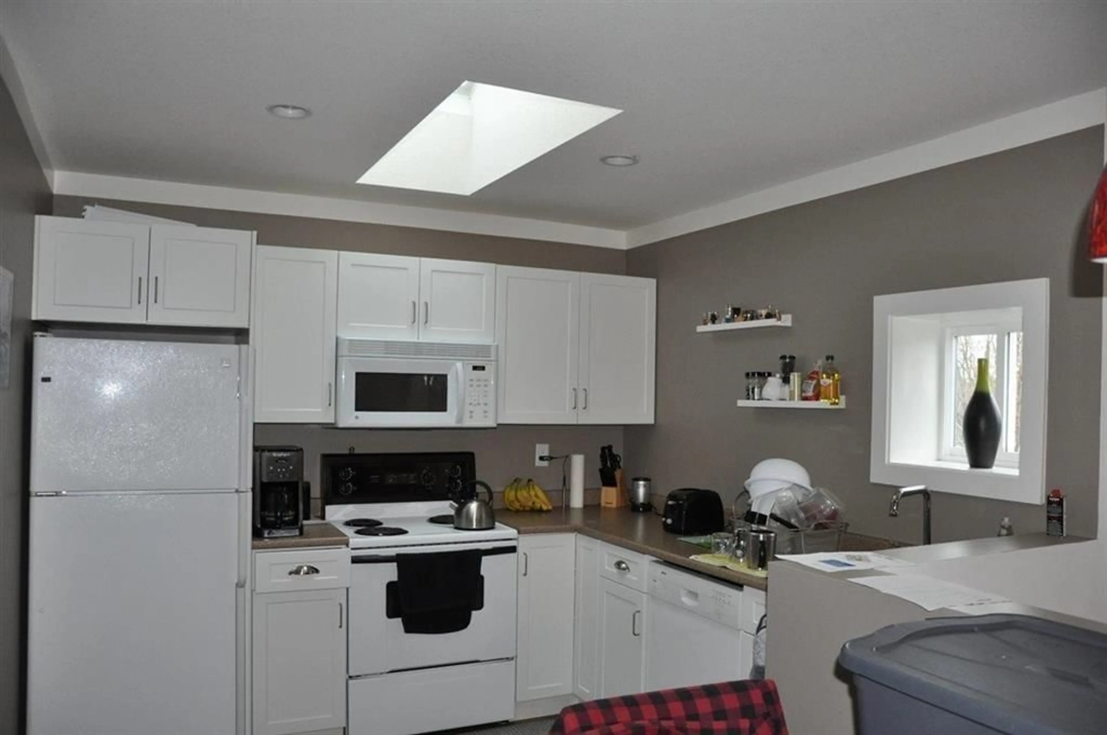 Standard kitchen, unknown for 46011 RIVERSIDE DRIVE, Chilliwack British Columbia V2P3K7